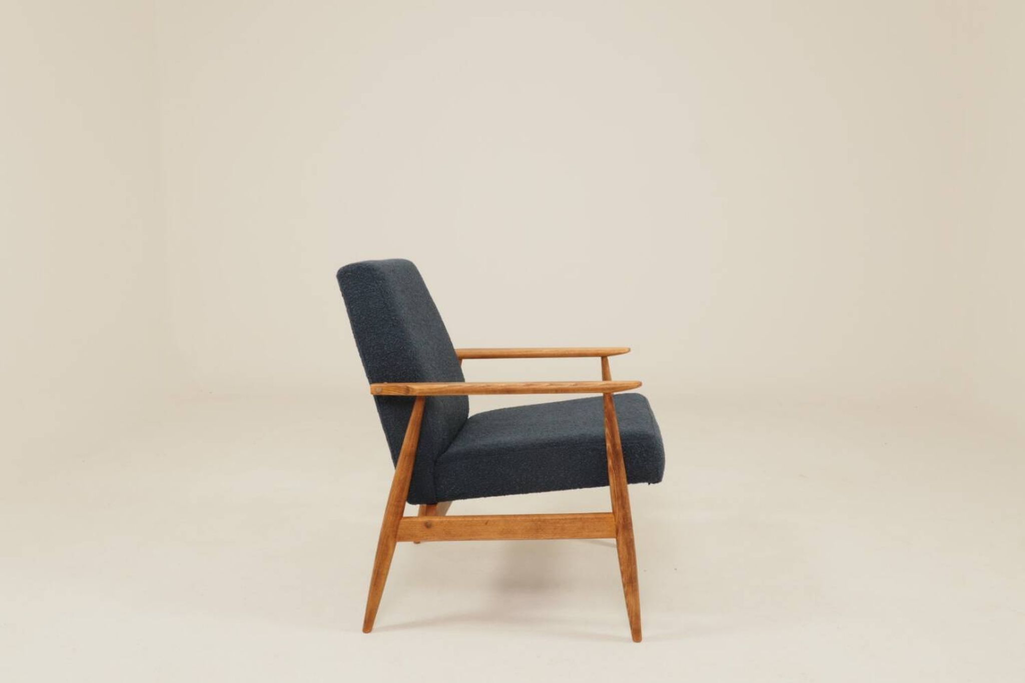 Fauteuil scandinave en bouclé bleu marine conçu par H. Lis.