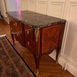 18th-century commode in rosewood and amaranth veneer from Fontainebleau.