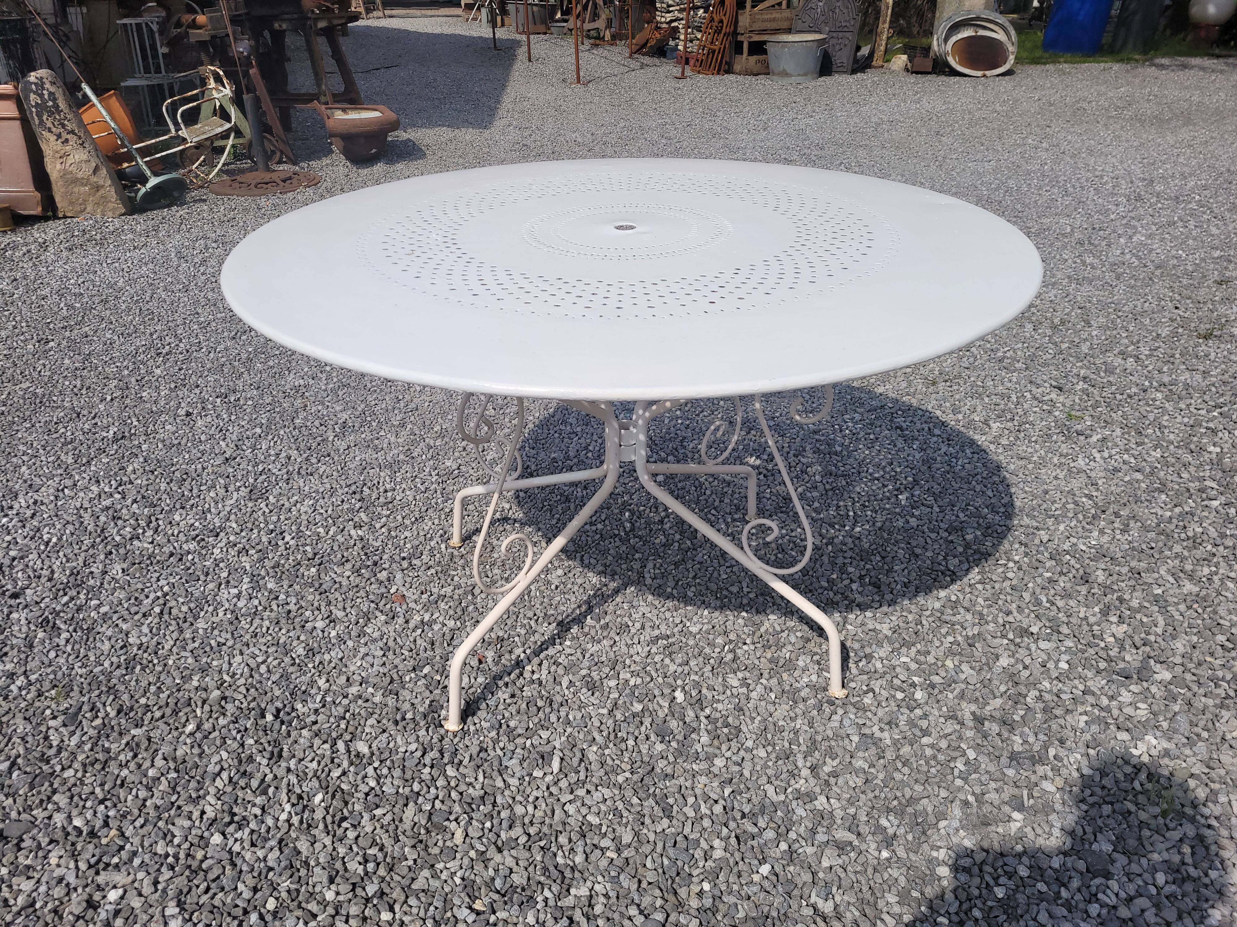 Iron garden table, 117cms in diameter