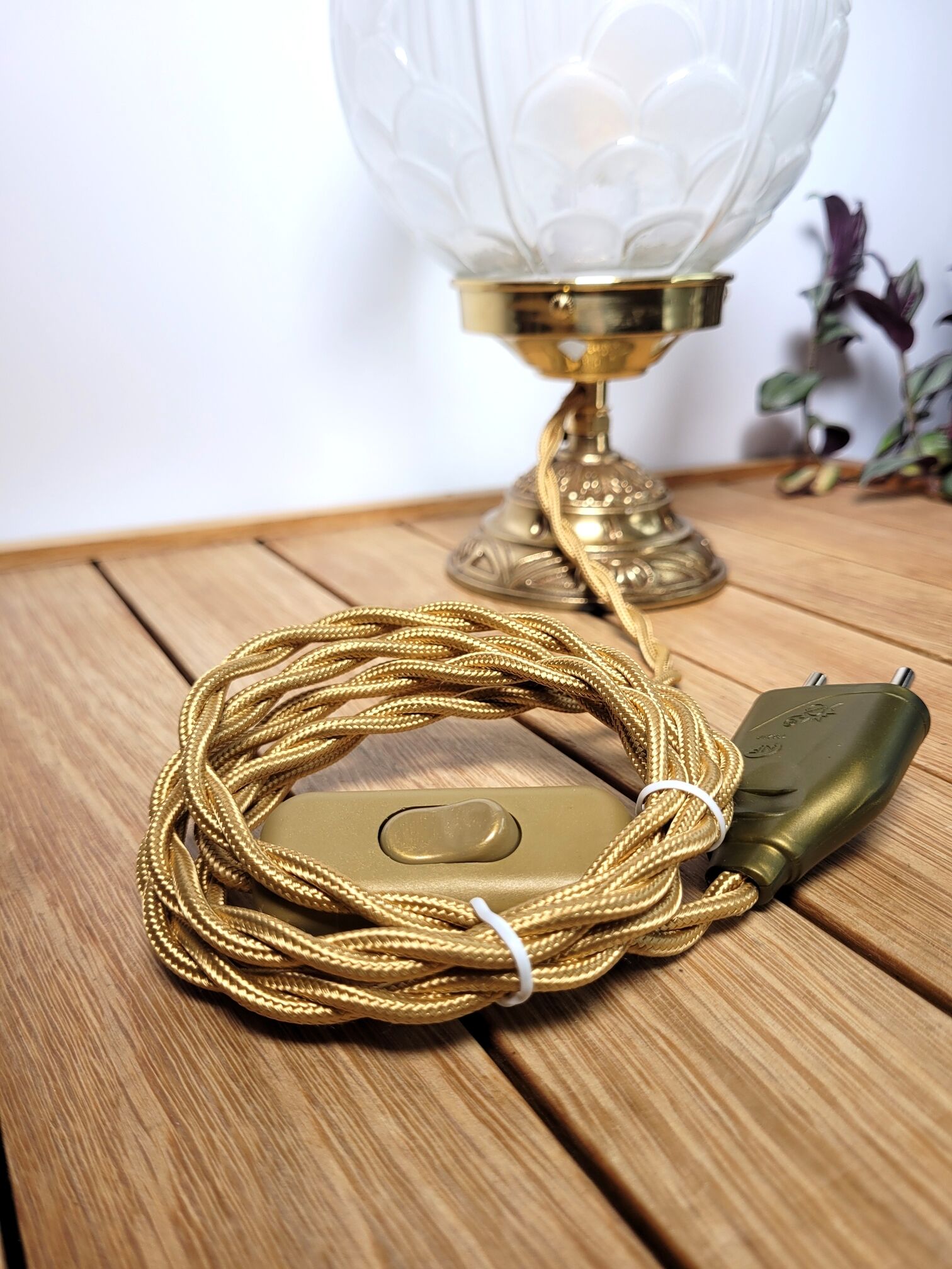 Vintage globe lamp in glass and brass