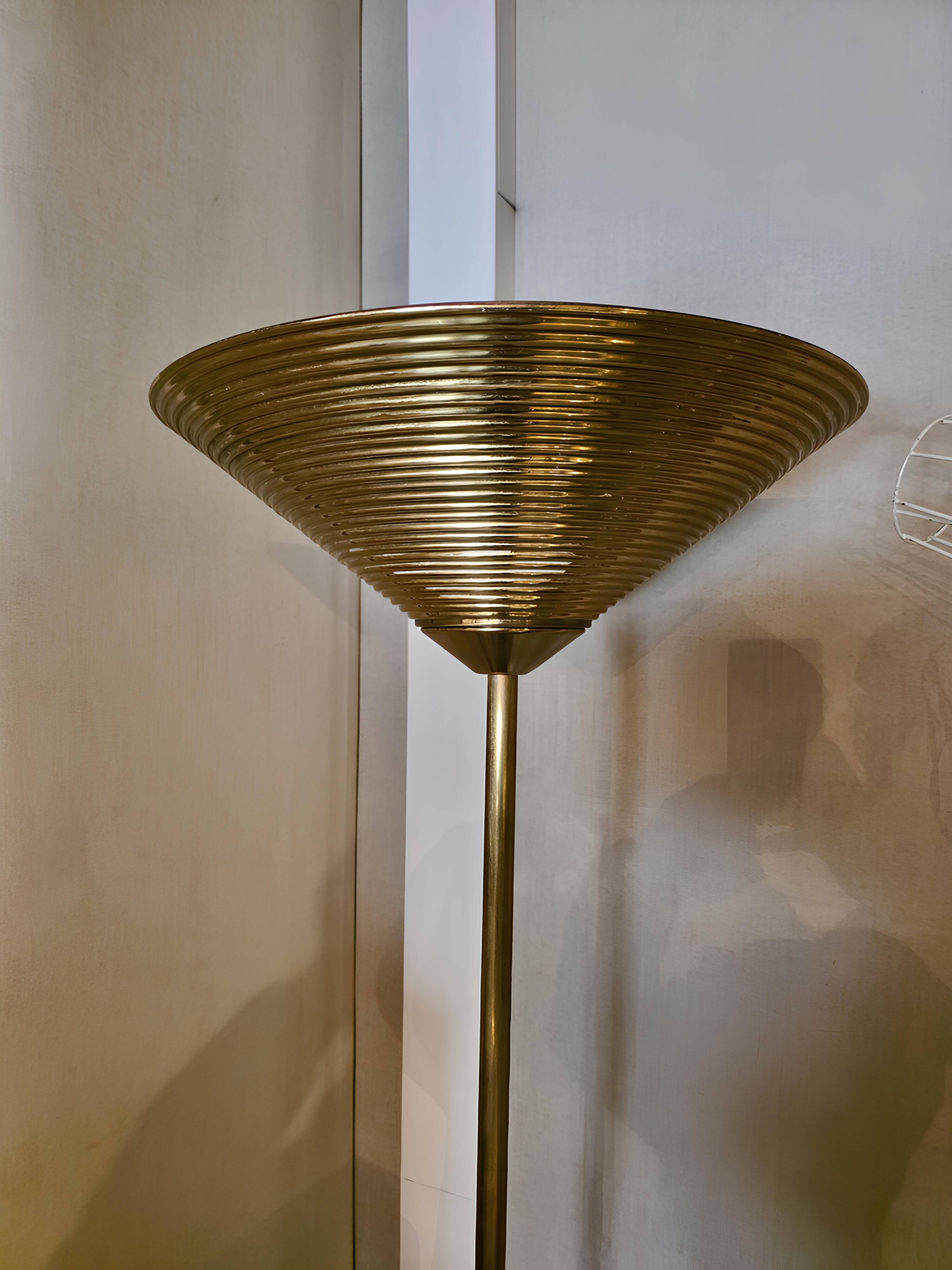 Lampadaire torchière en laiton Travail italien, circa 1965–1975