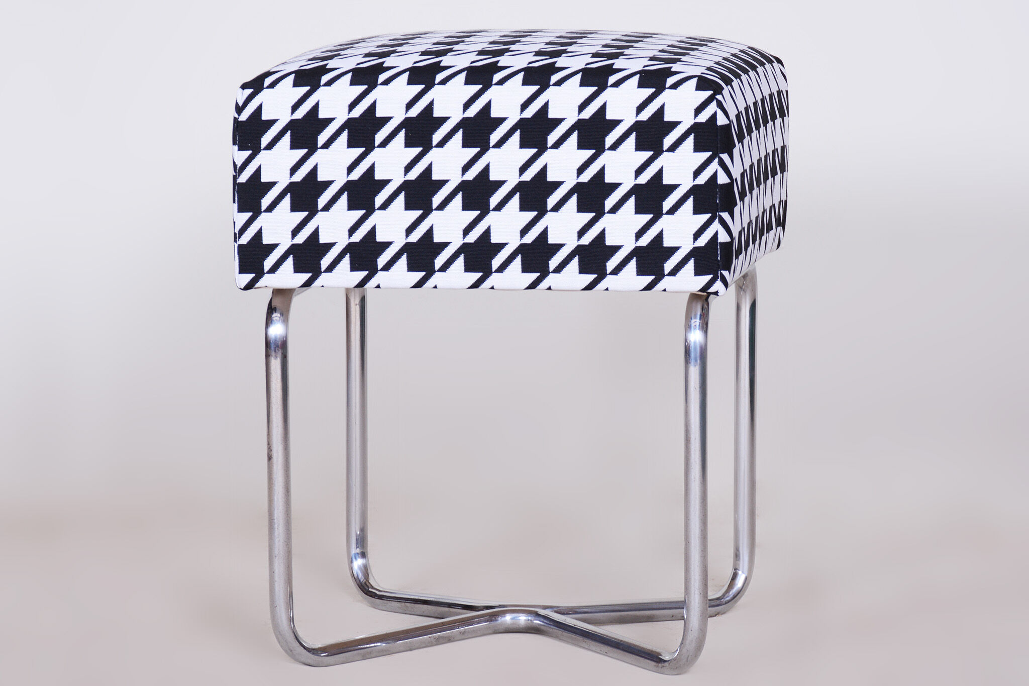 Tabouret chrome noir et blanc de sab fabriqué dans les années 1930 nouveau rembourrage