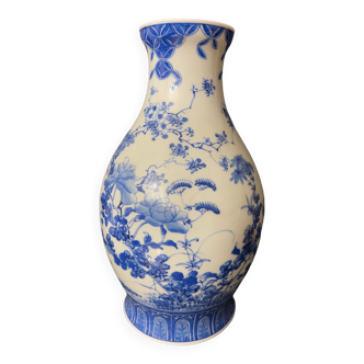 China for vietnam called blue of hue porcelain vase with blue white decoration