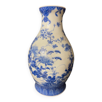 Chine pour vietnam dit bleu de hue vase en porcelaine à décor bleu blanc