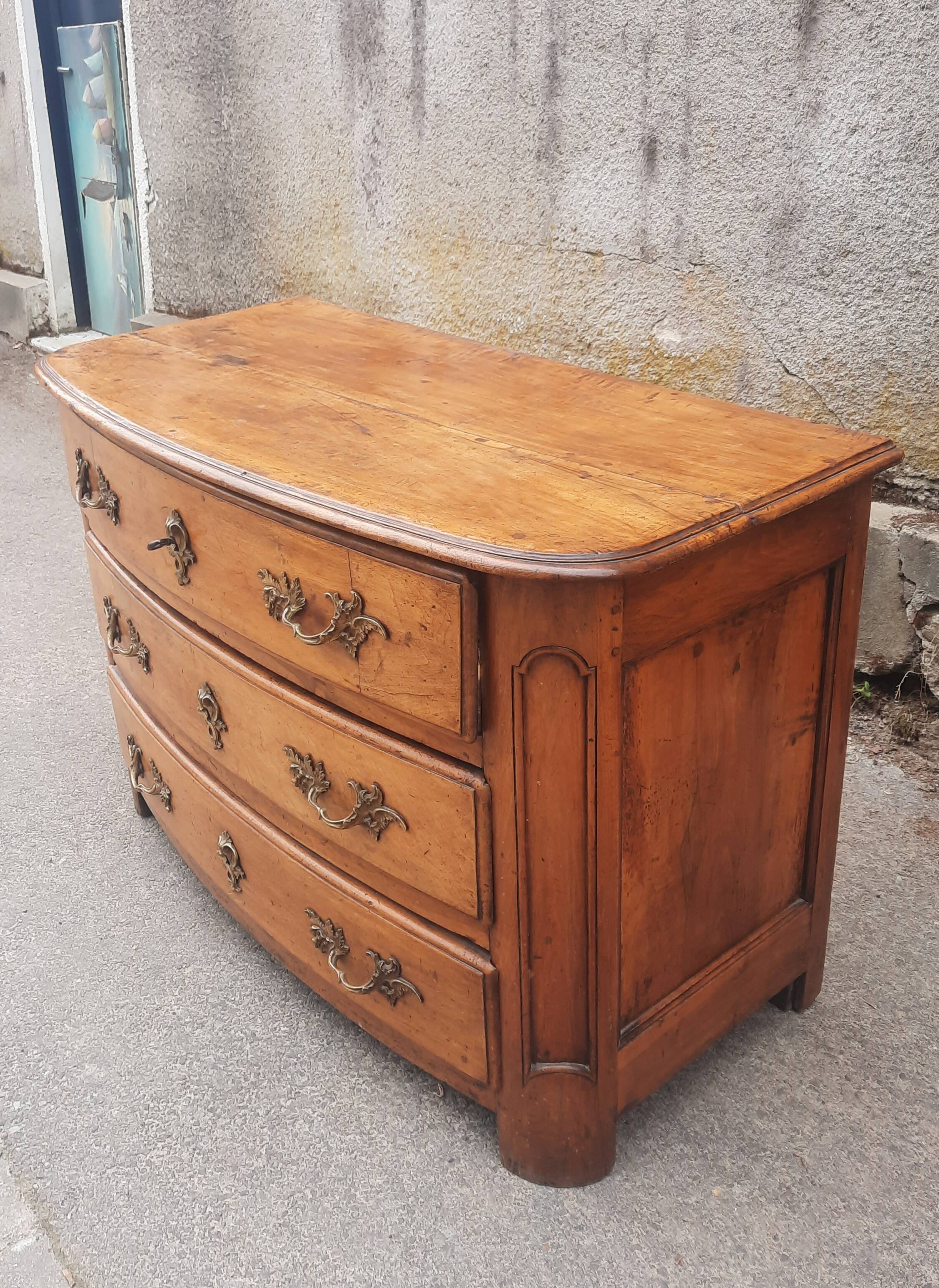 Commode en noyer massif, XVIIIème s.