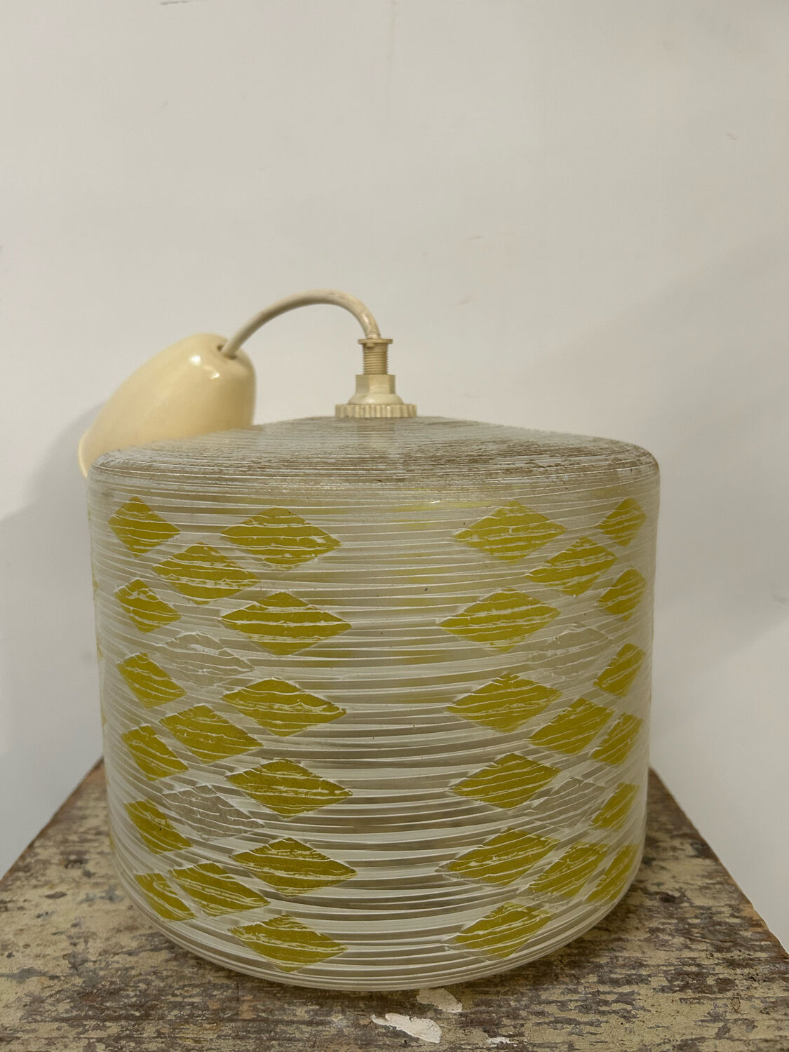 Vintage suspension 60s, 70's, white and yellow glass pop decoration