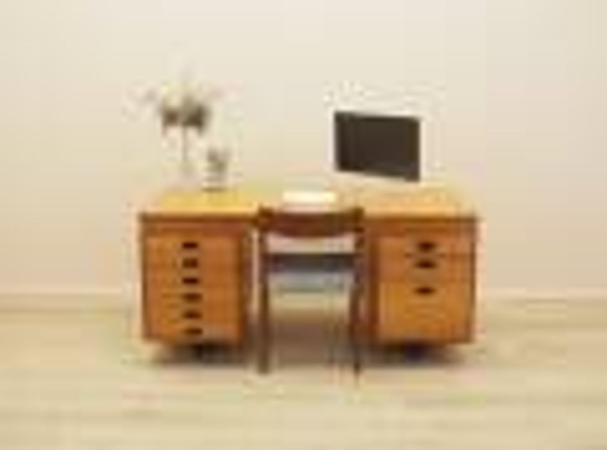 Bureau exécutif avec neuf tiroirs et surface extensible, placage de teck, Nipu, Danemark, années 1970.