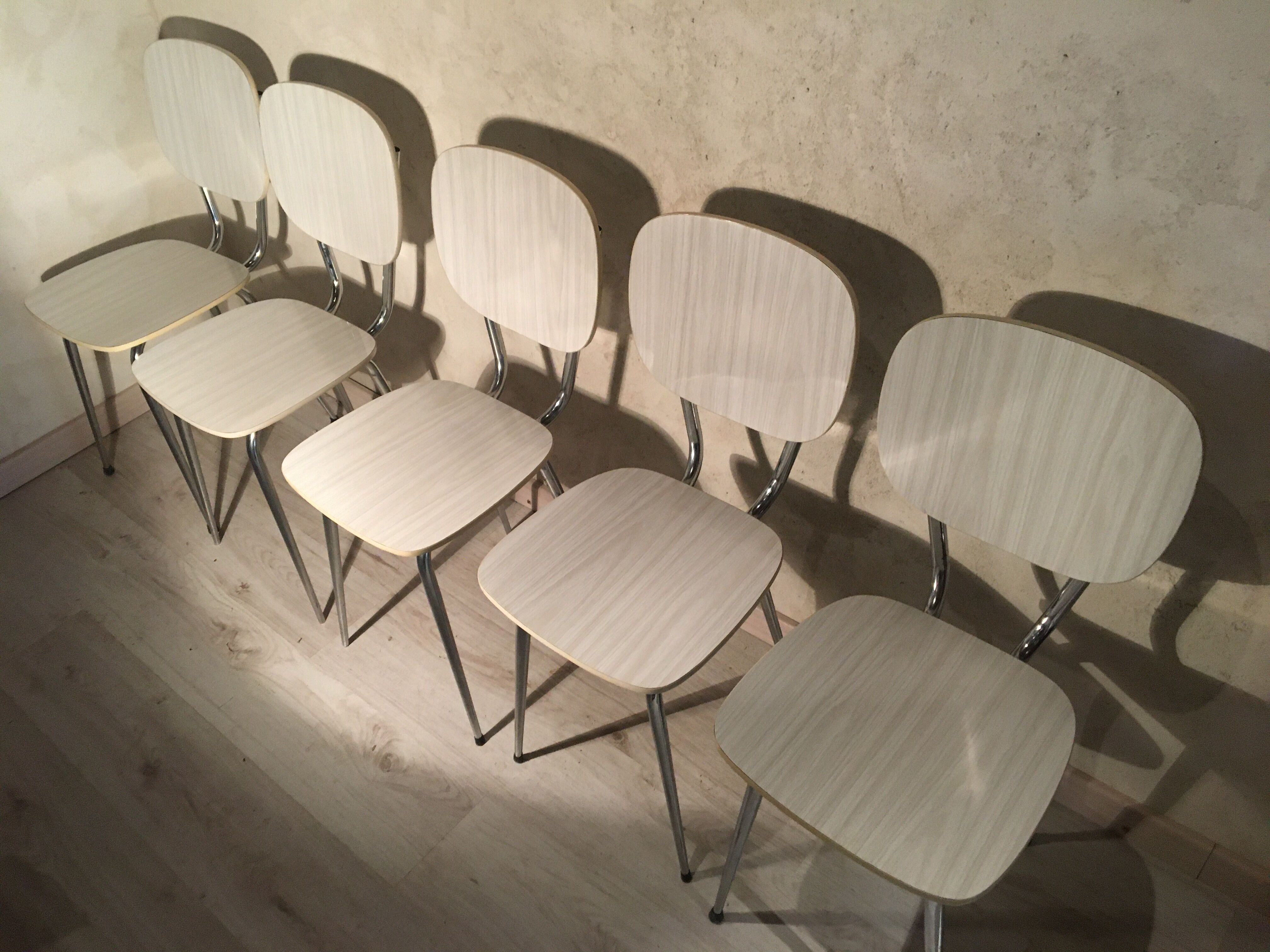 Lot de 5 chaises en formica blanches 1970