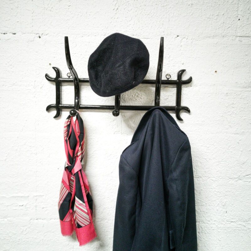 Wall coat rack in curved wood