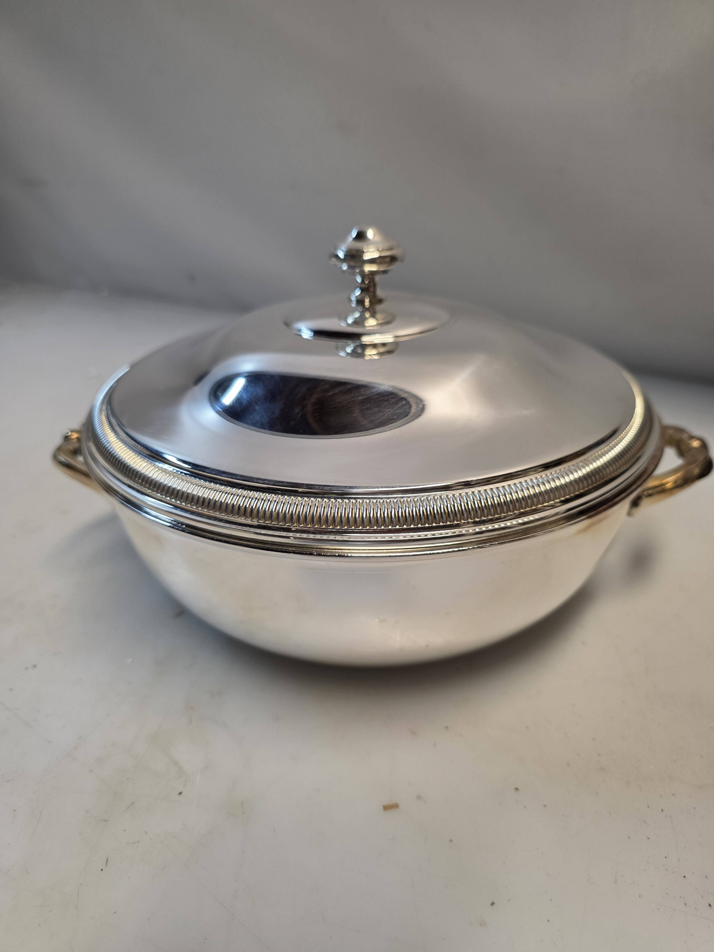 Soup tureen or vegetable dish in silver-plated metal – French silversmithing