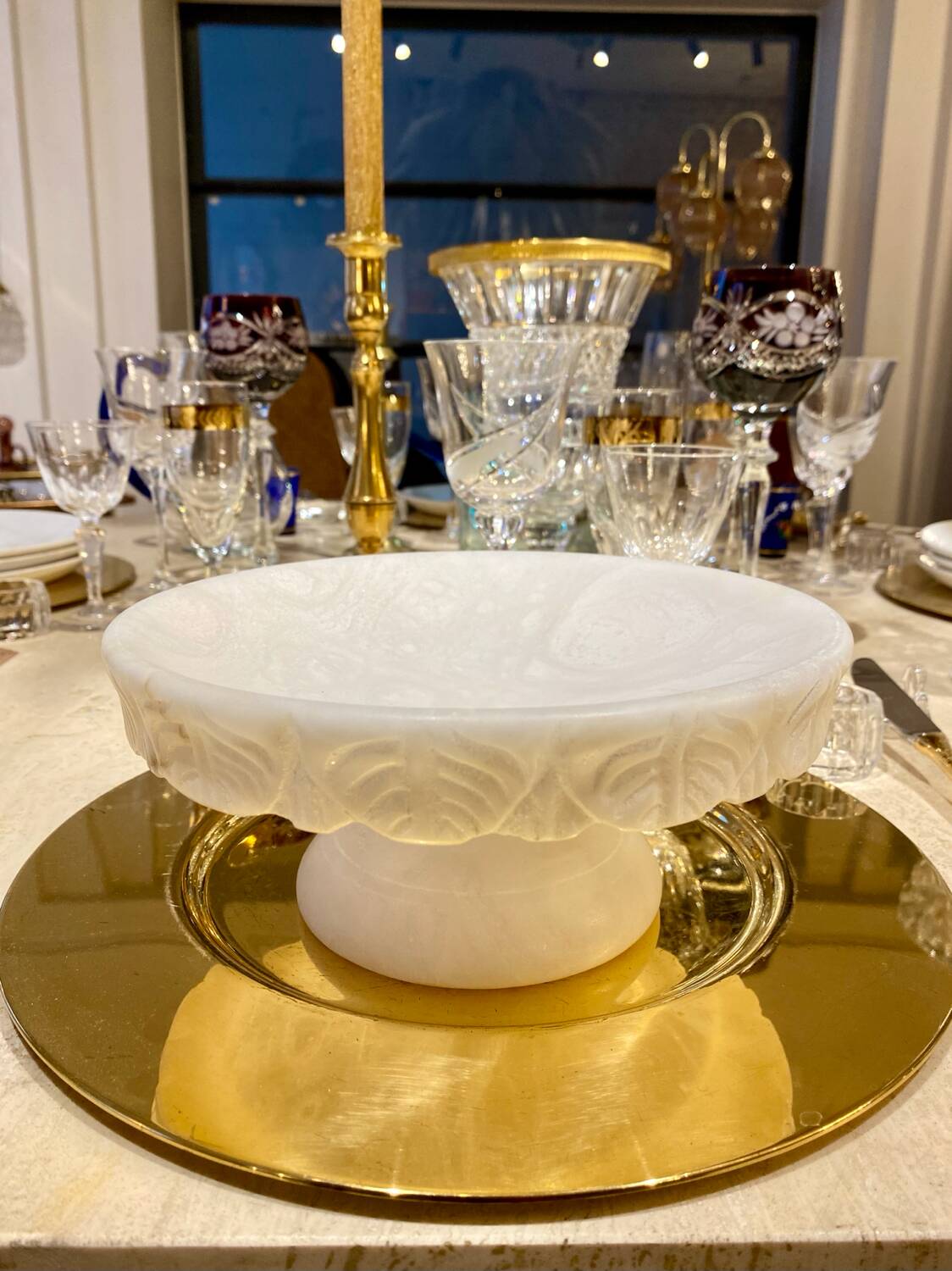 Fruit bowl or empty pocket in carved alabaster