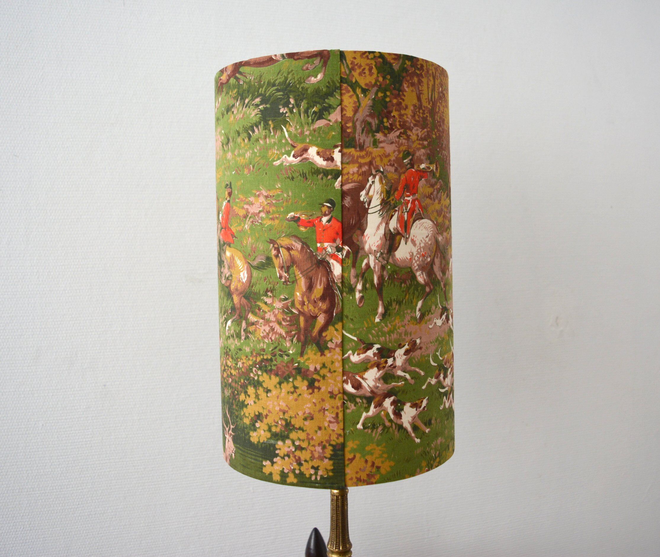 Lampshade with a hunting scene motif, horses, "Marignan" fabric.