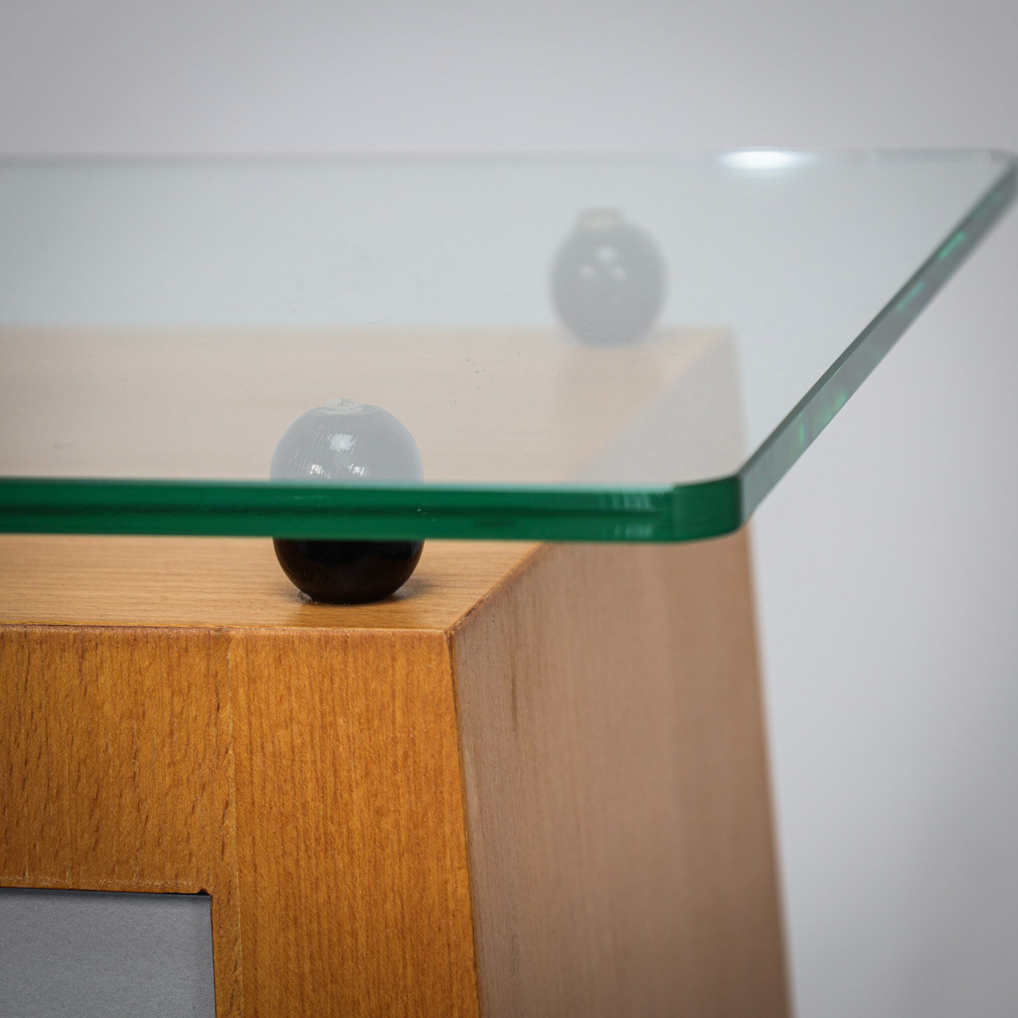 Commode italienne postmoderne avec plateau en verre (années 1980)