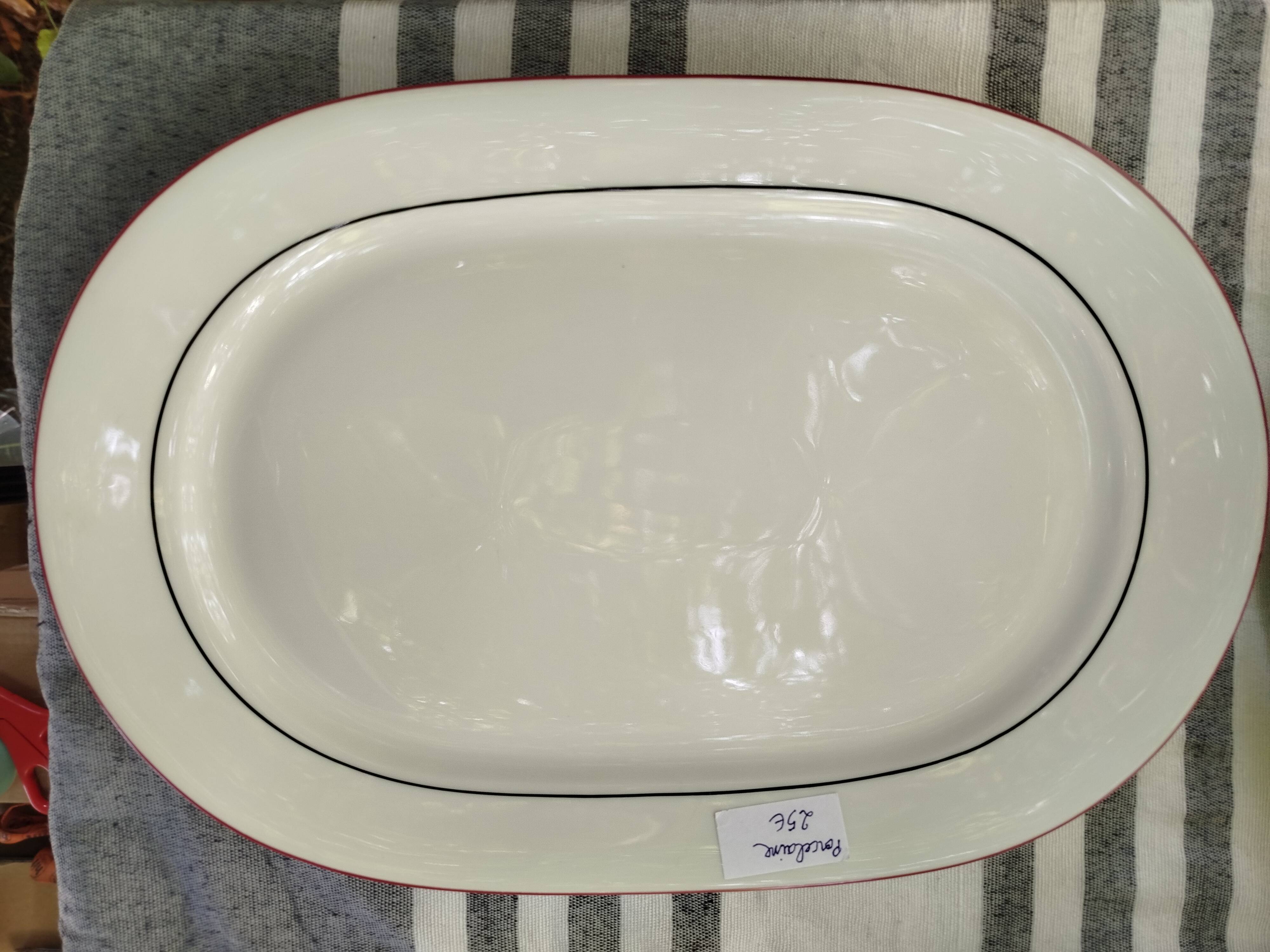 Plat plat en porcelaine
