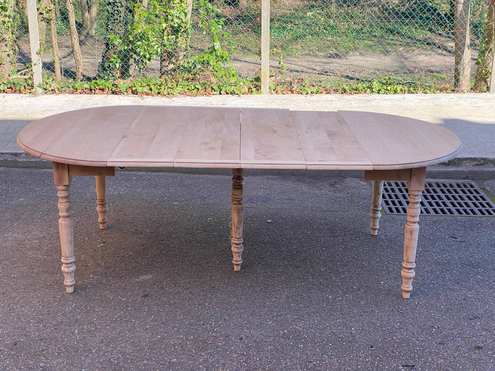 Louis Philippe round extendable dining table with renovated leaves and 4 extensions.