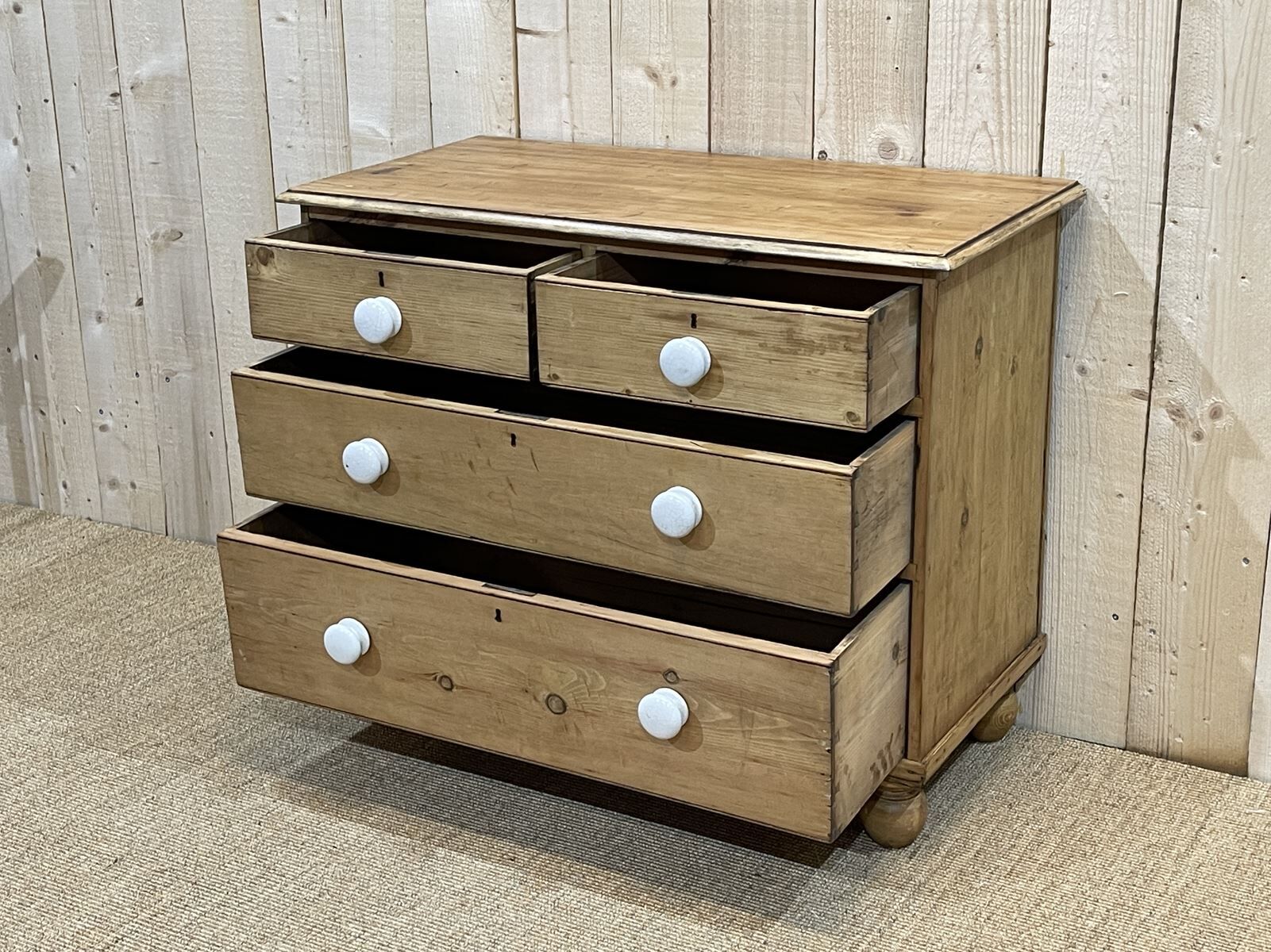 English dresser XIXth fir with its white porcelain buttons
