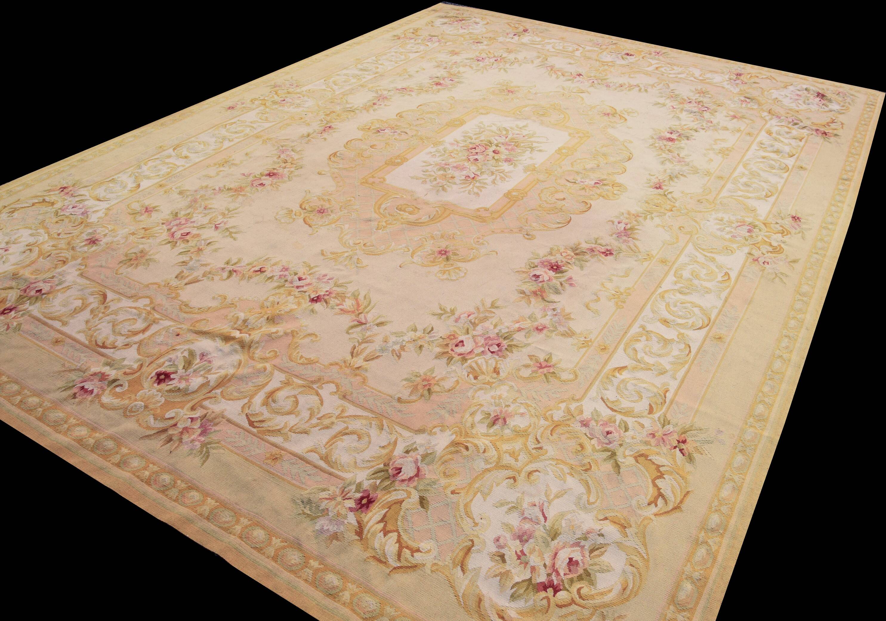 Aubusson style rug - Size: 375 x 275 cm - "Galerie Saedje"