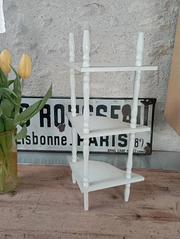 White lacquered corner shelf.