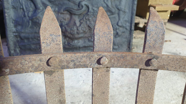 Porte-bûches en fer forgé en forme d'arc de cercle - XXème s.