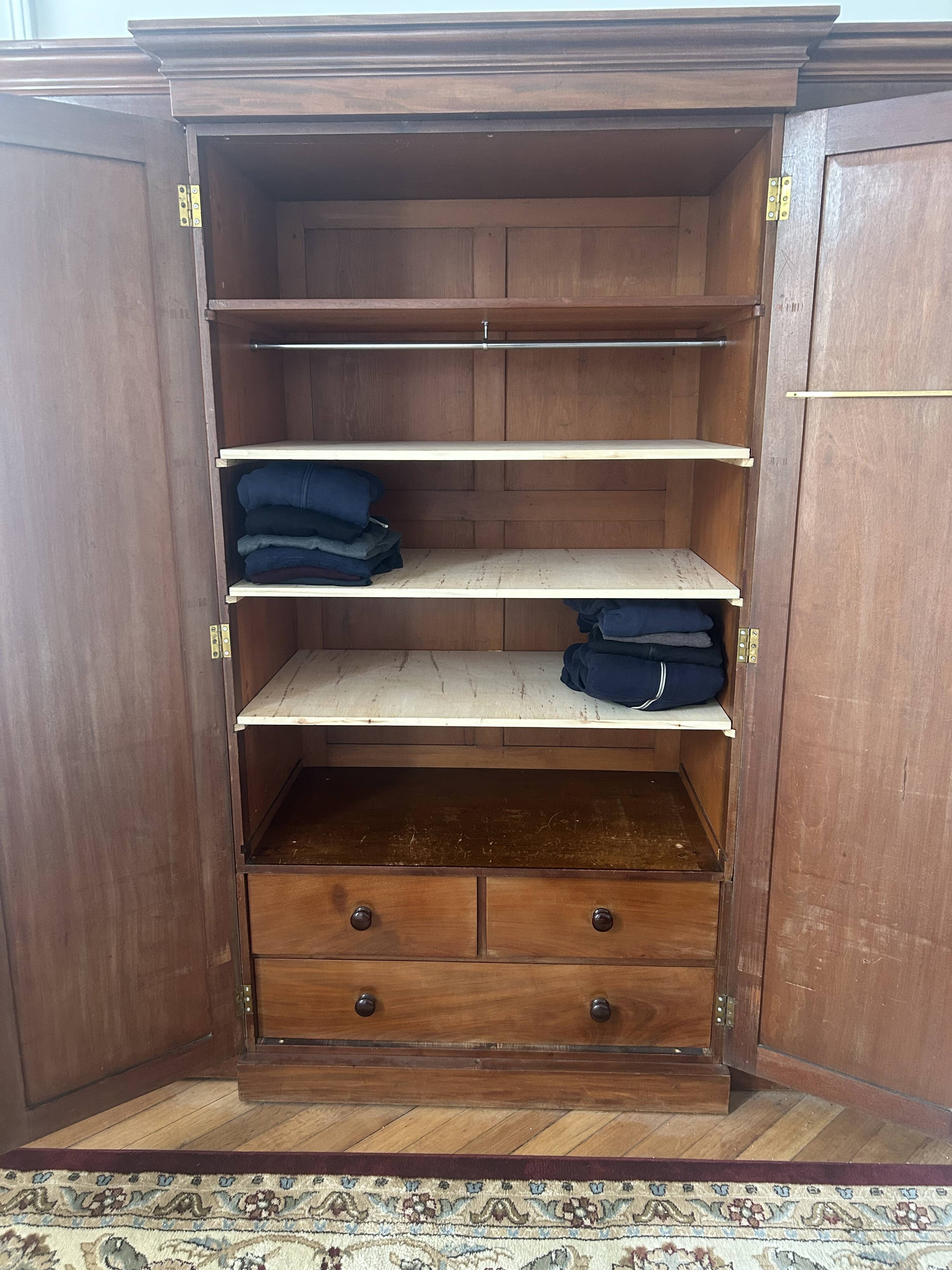 Armoire de style Louis-Philippe en bois de cerisier massif