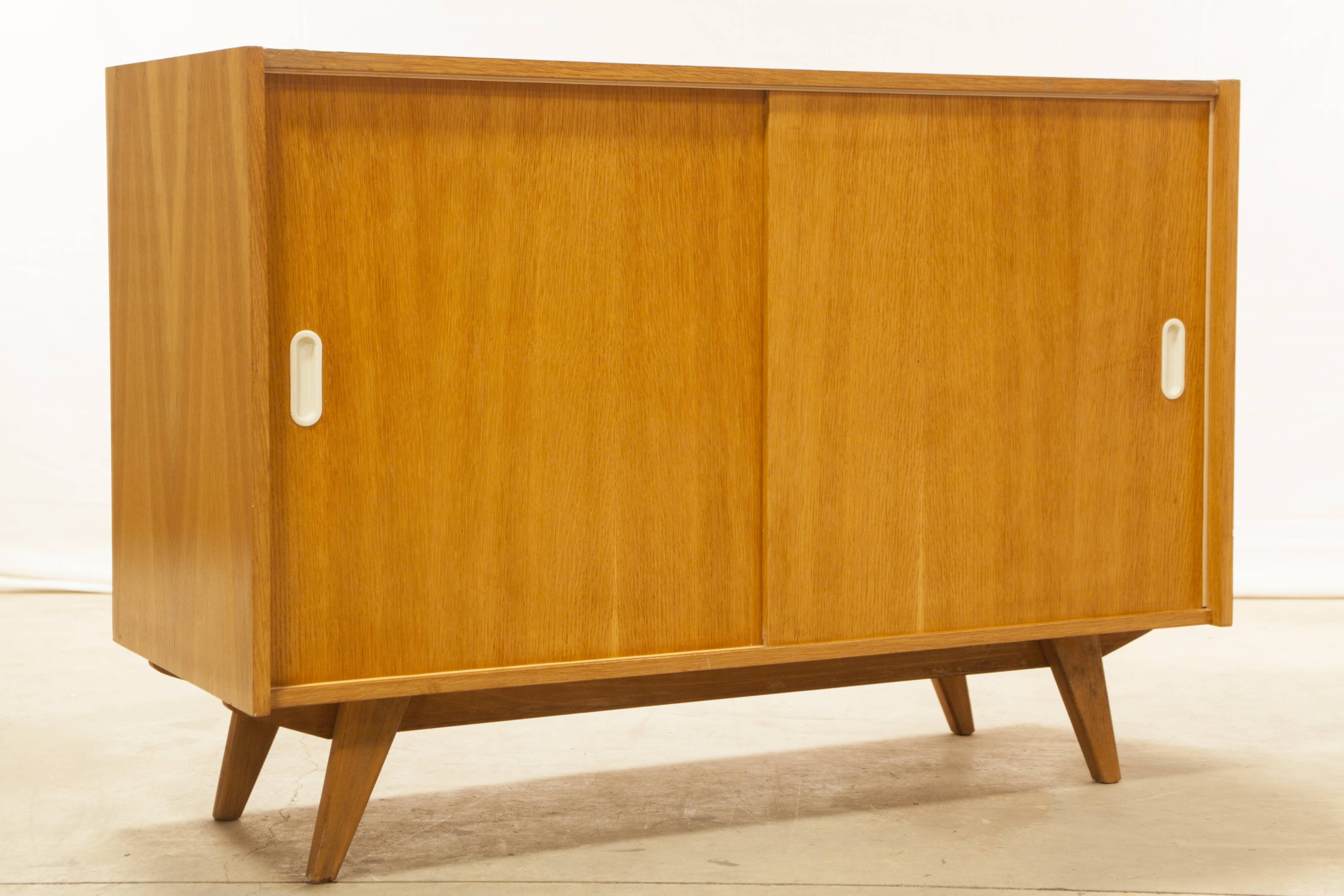 Buffet  U 452 Jiri Jiroutek 1960 Interier Praha