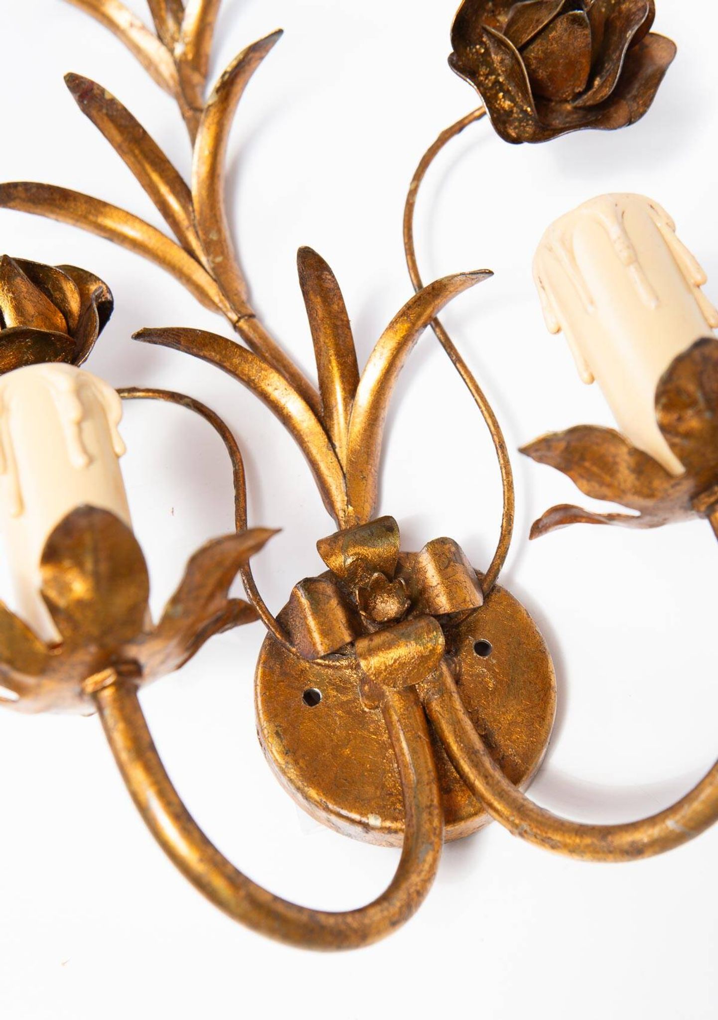 Vintage wall light in gold metal with flower and leaf decoration