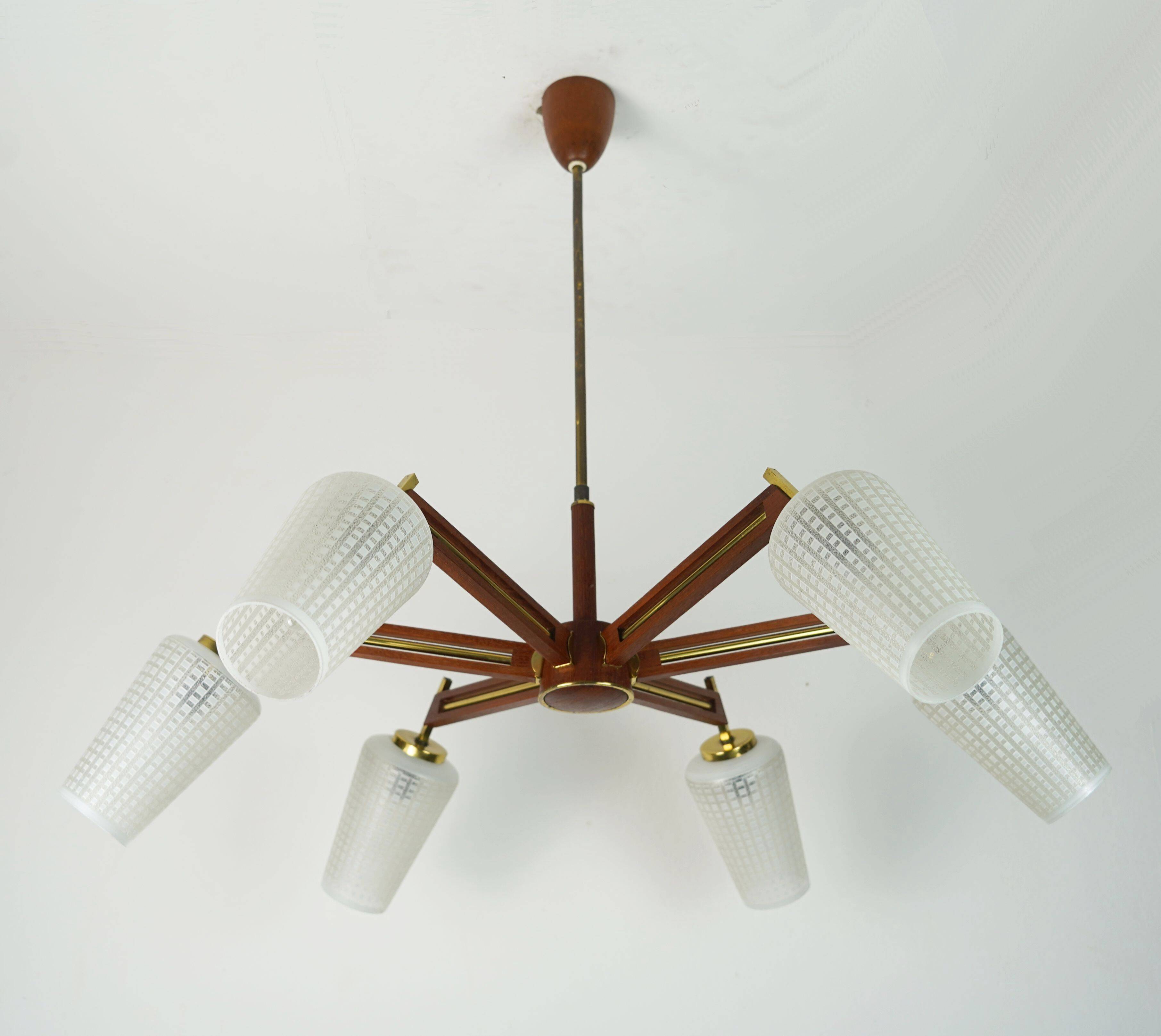 Lustre en teck, laiton et verre à 8 lumières de style sputnik des années 1960.