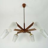 Lustre en teck, laiton et verre à 8 lumières de style sputnik des années 1960.