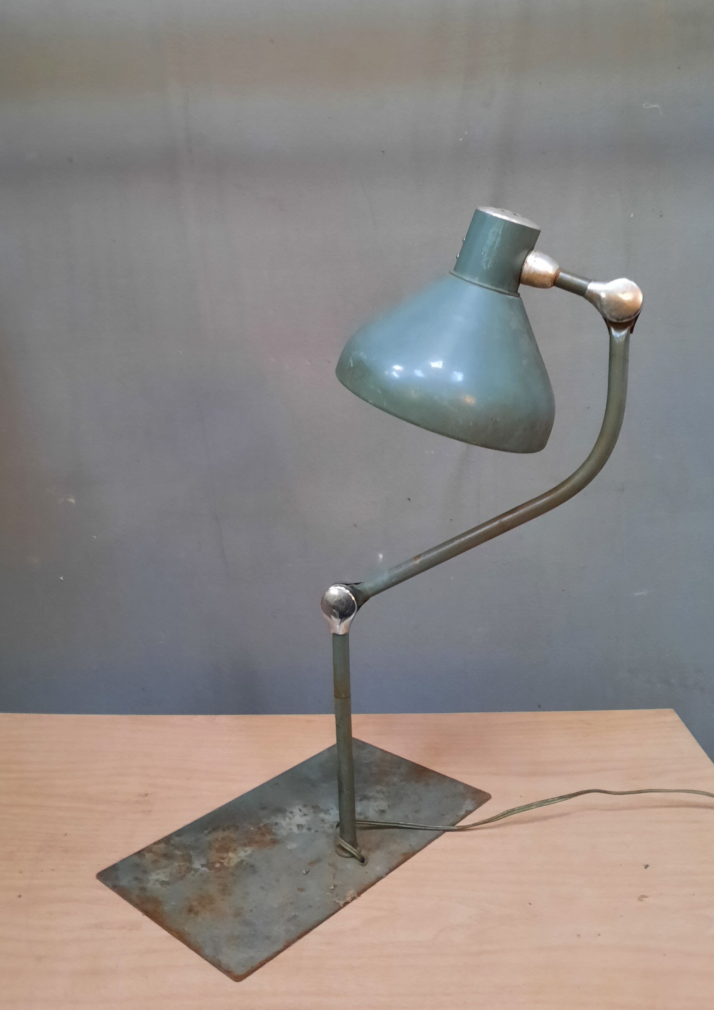 Lampe industrielle articulée  en métal vert