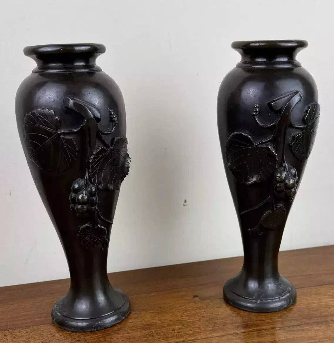 Paire de vases en bronze à patine noire