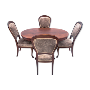 Table avec chaises, europe