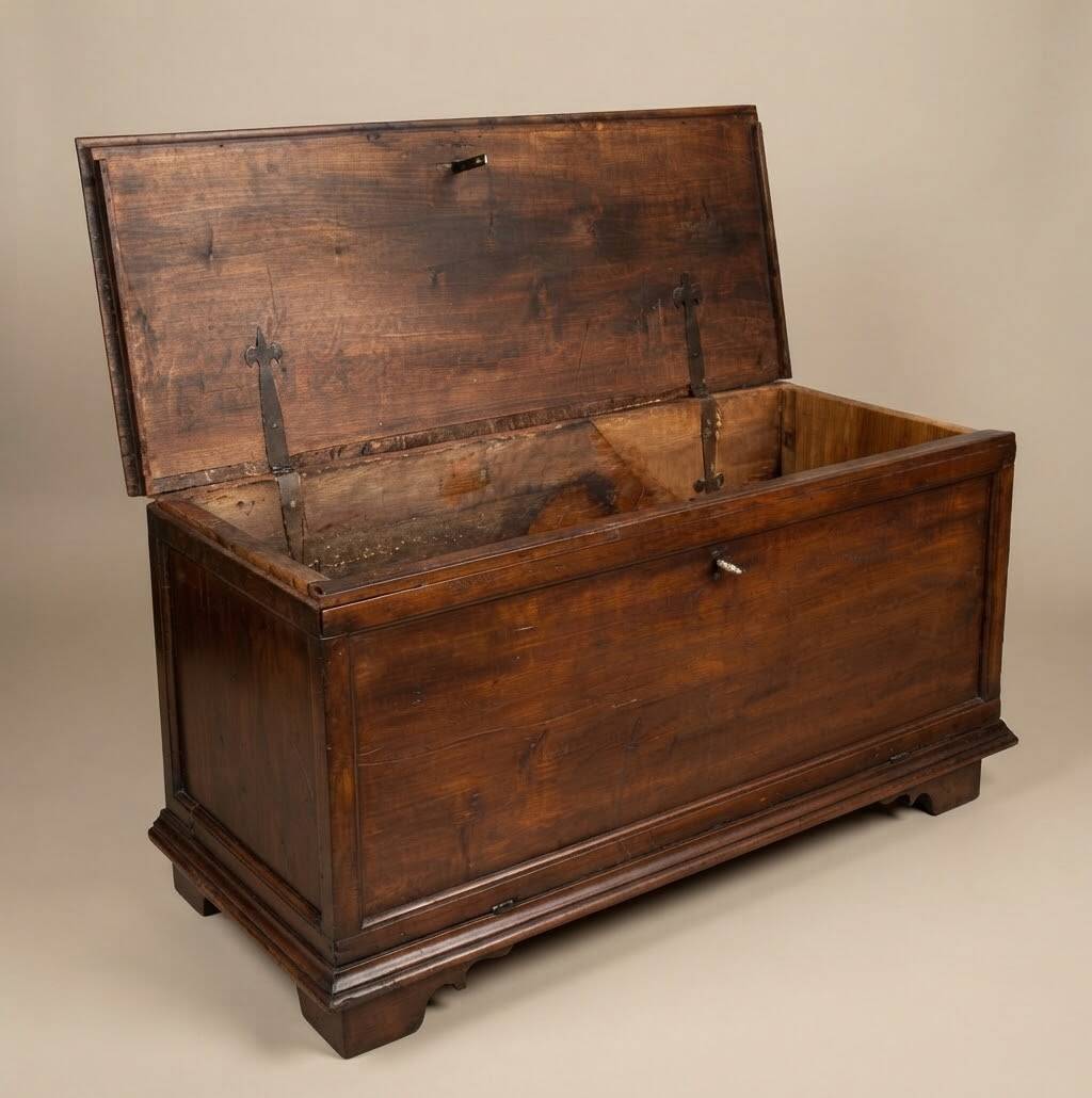 Antique chest/cassapanca restored from the late 18th - early 19th century.