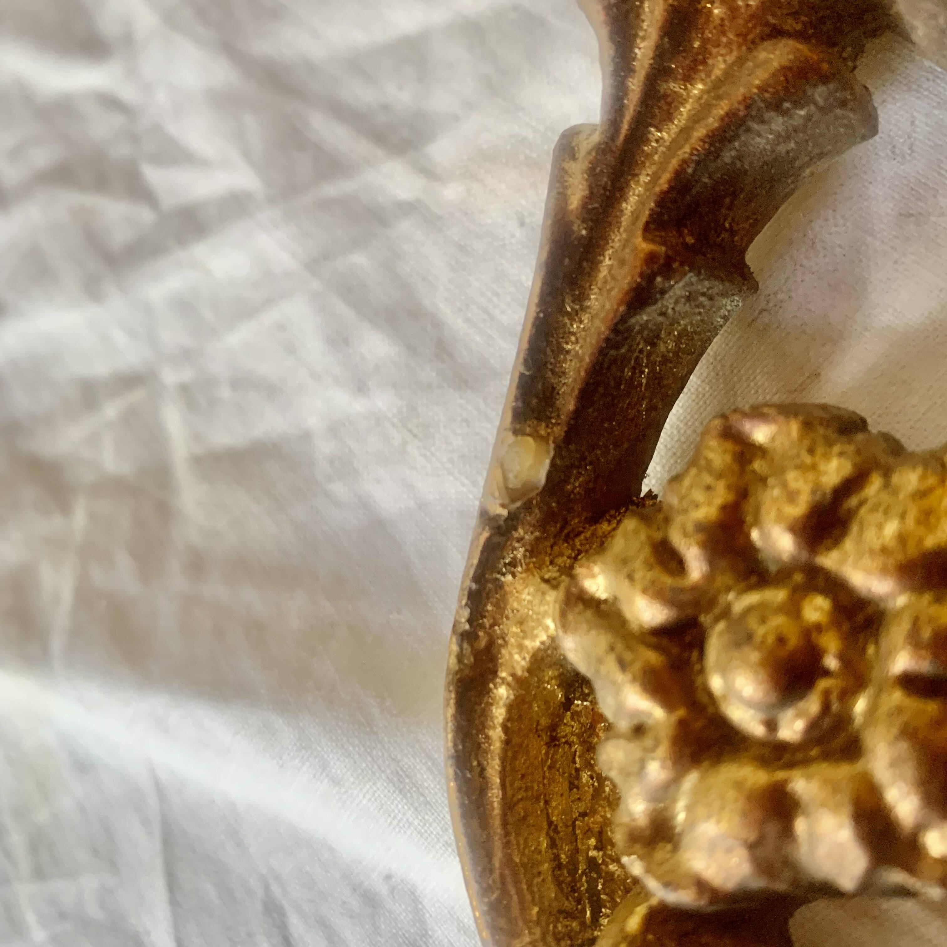 Ancien miroir ovale en résine dorée à la feuille - style baroque - 73 cm