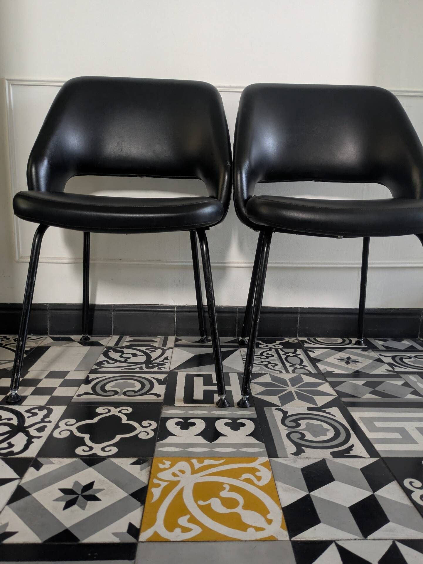 Pair of vintage 1970s armchairs/chairs in Italian Saarinen style.