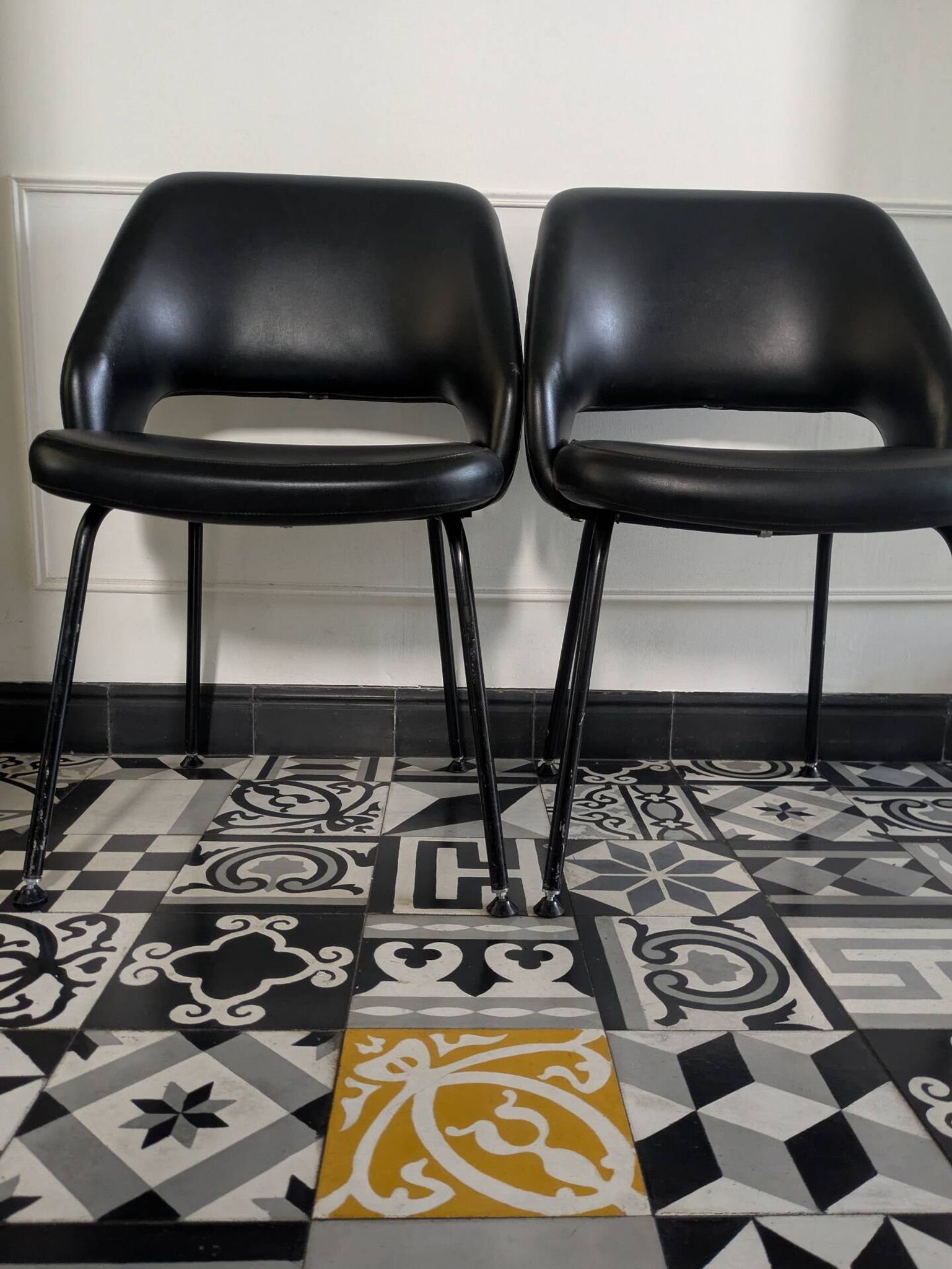 Pair of vintage 1970s armchairs/chairs in Italian Saarinen style.