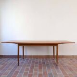 Scandinavian extendable table