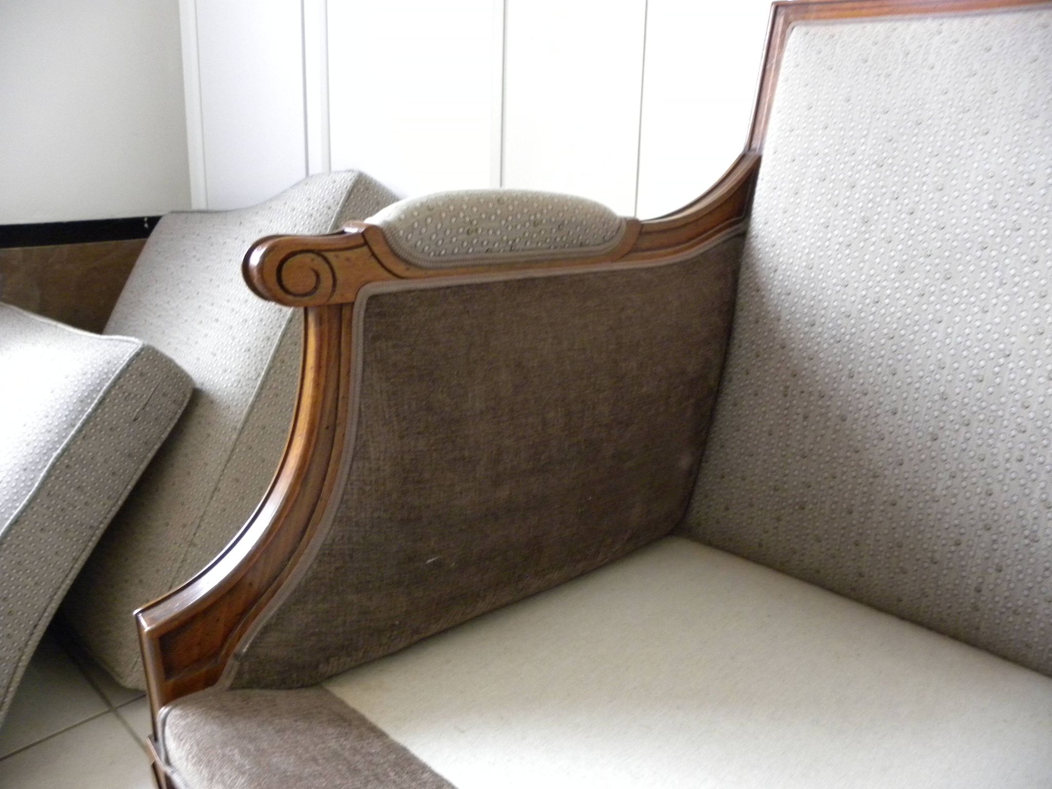 Two-seater canapé in Restoration / Louis-Philippe style – Reupholstered by an artisan.
