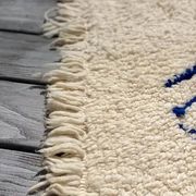 Tapis berbère Beni Ouarain blanc bleu