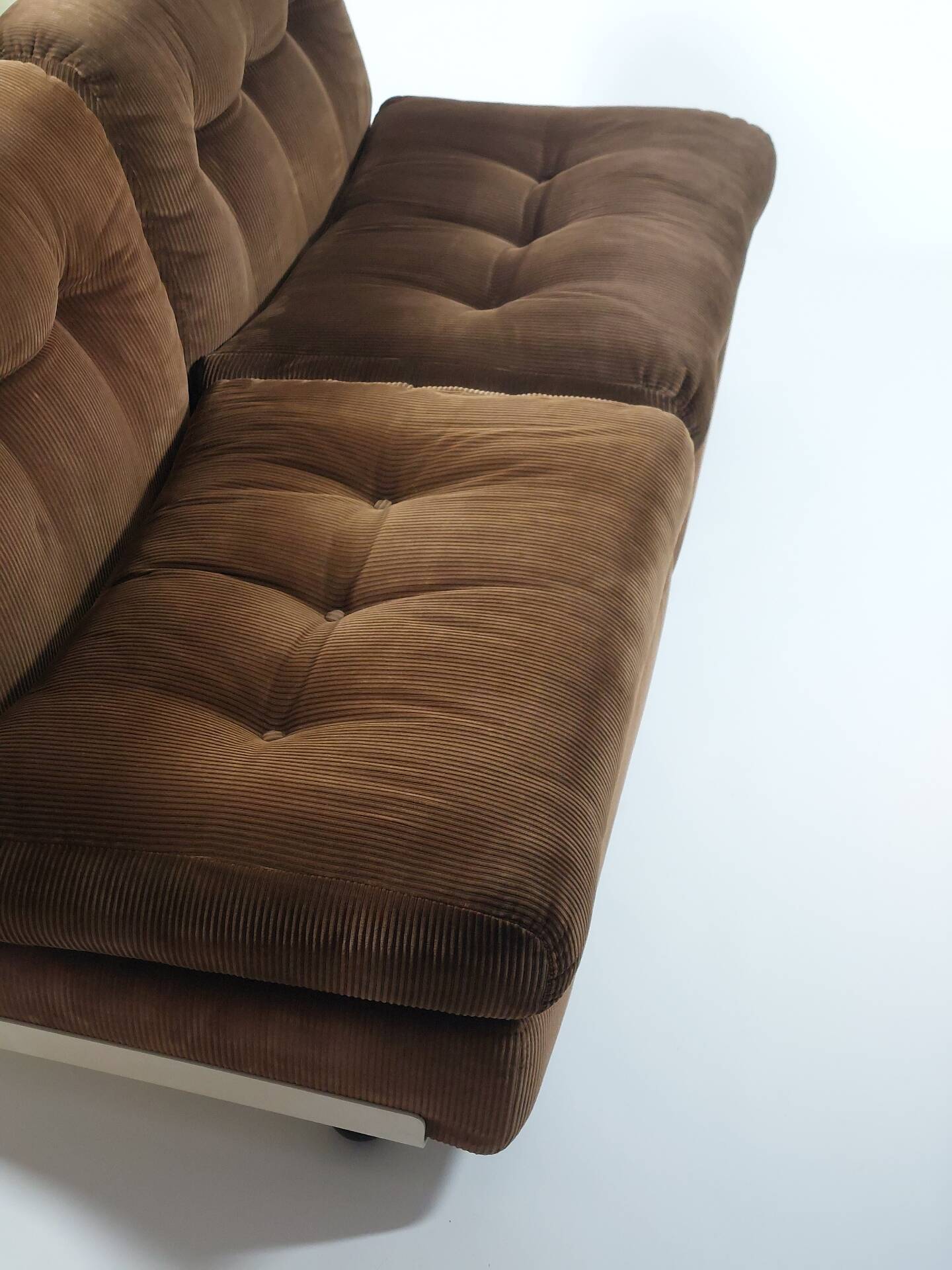 Paire de fauteuils lounge Amanta en velours côtelé et fibre de verre par Mario Bellini pour C&B Italia