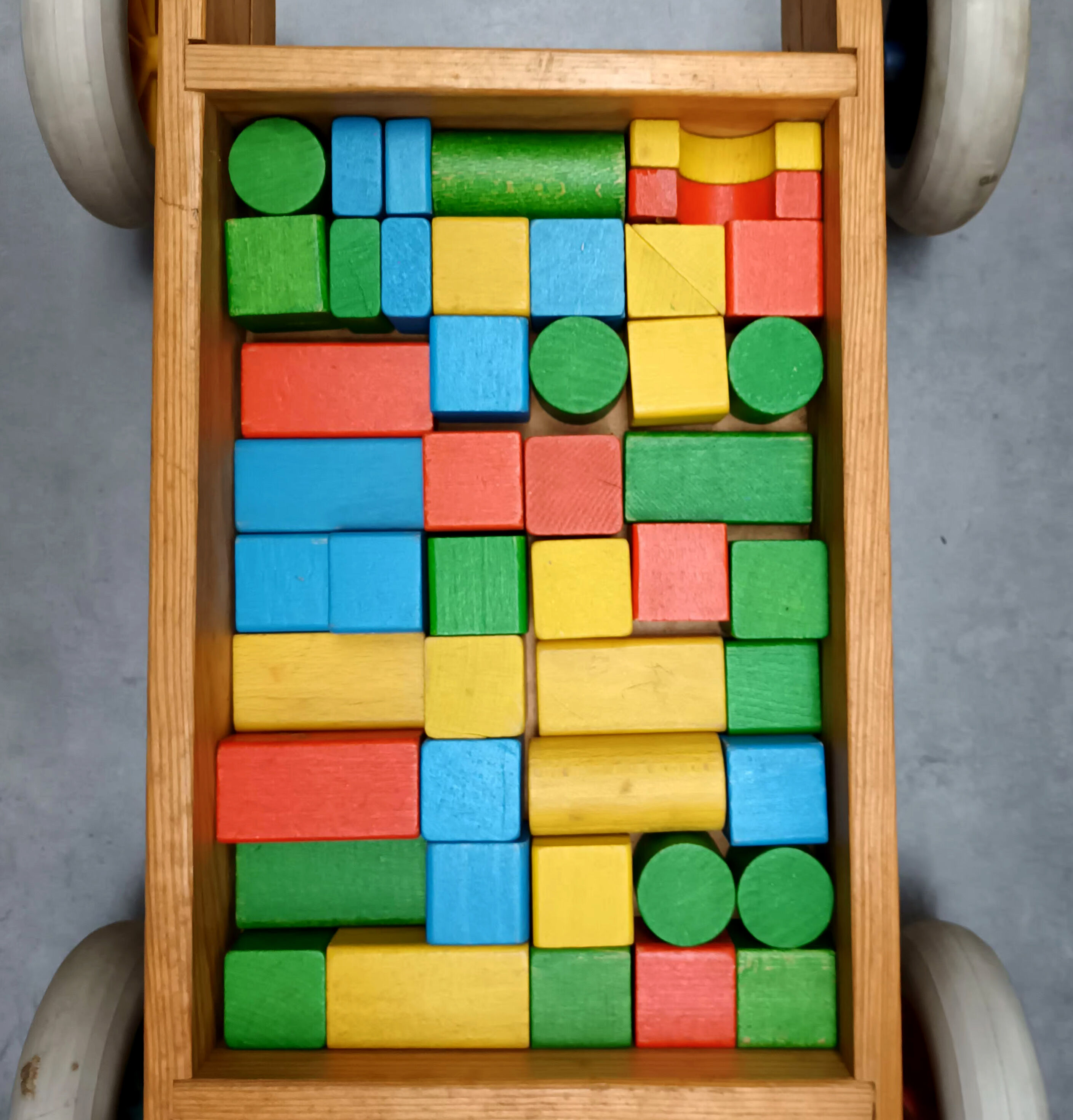 Walking trolley with multicolored wooden cubes