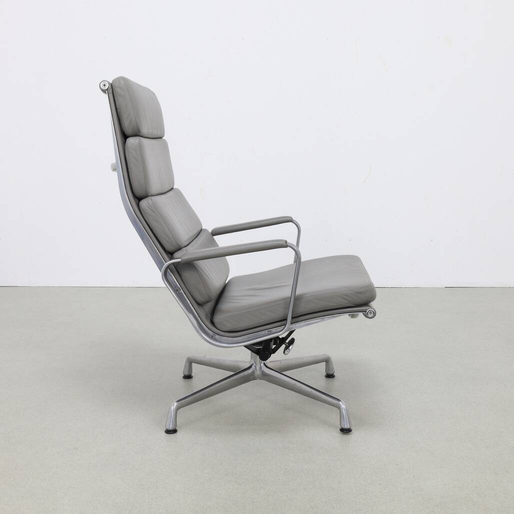 Soft Pad Chair EA 222 – Lounge by Charles and Ray Eames for Vitra