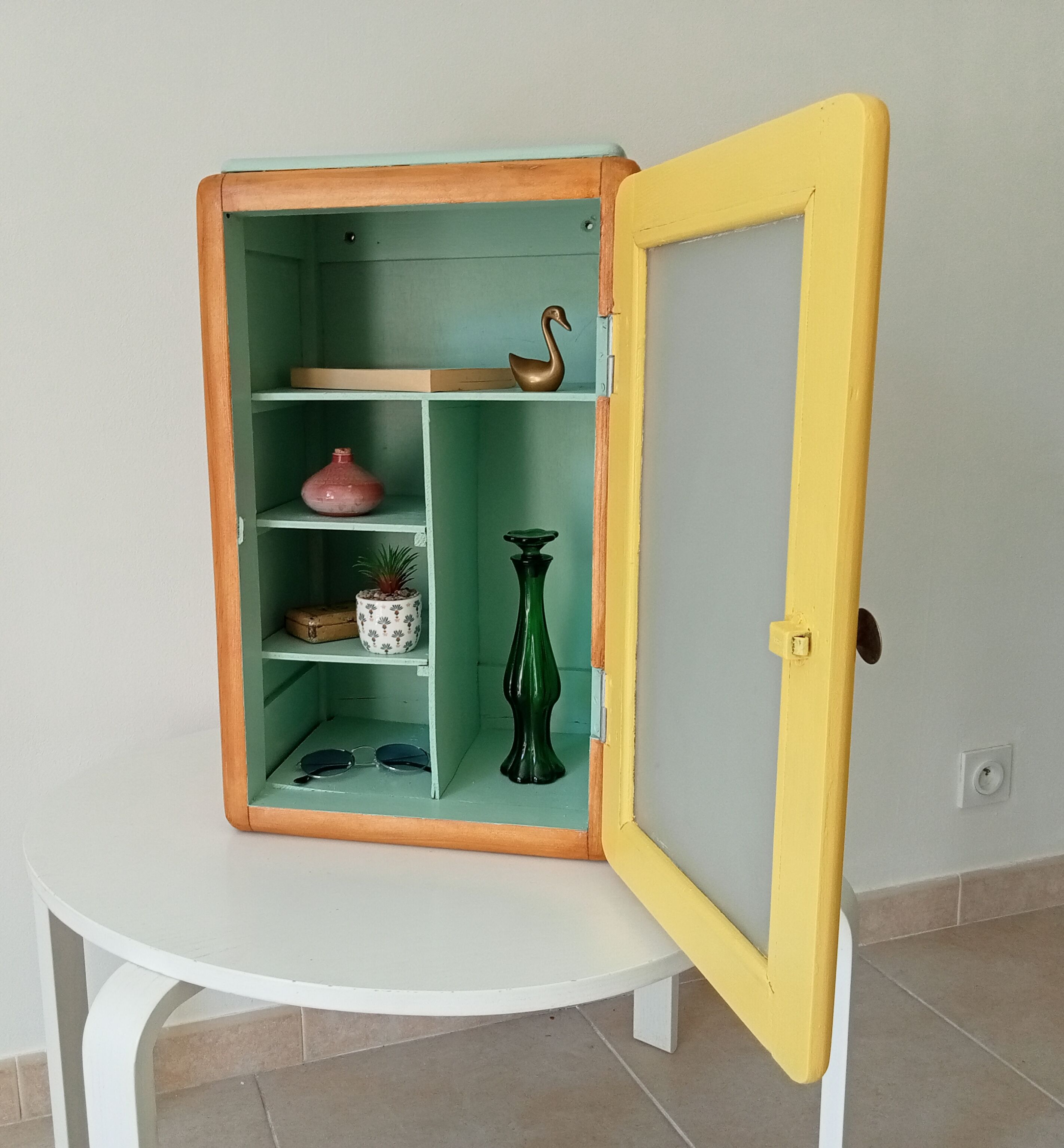 Vintage medicine cabinet 50s