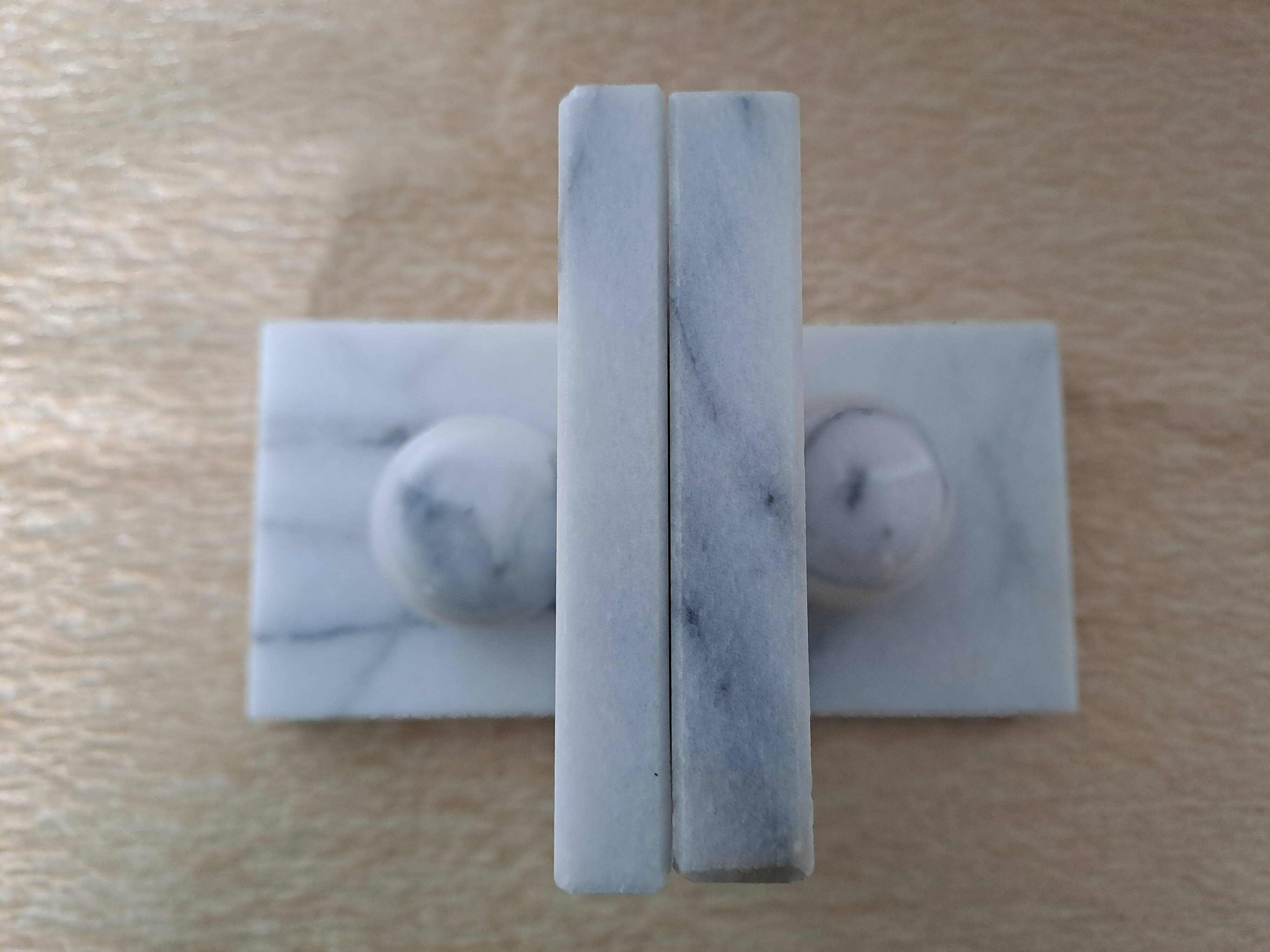 Vintage bookends in grey veined white marble – Minimalist design