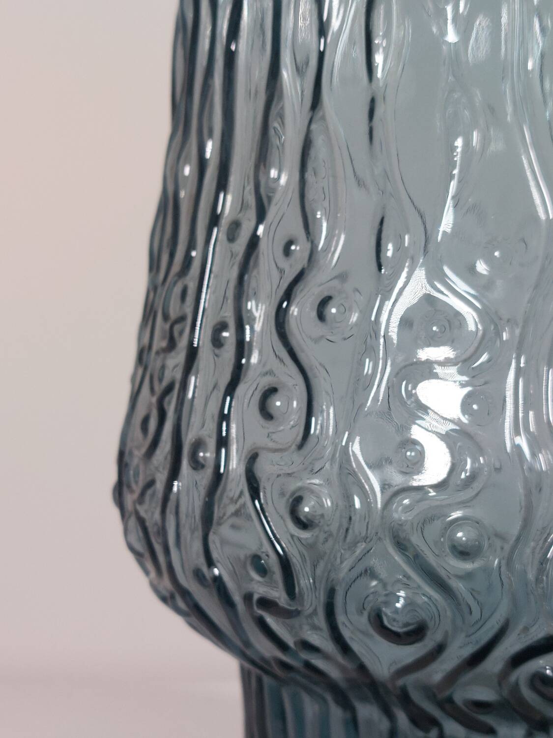 Vase vintage en verre pressé gris-bleu à décor ondulé