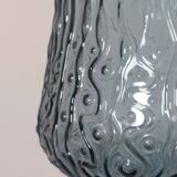 Vase vintage en verre pressé gris-bleu à décor ondulé