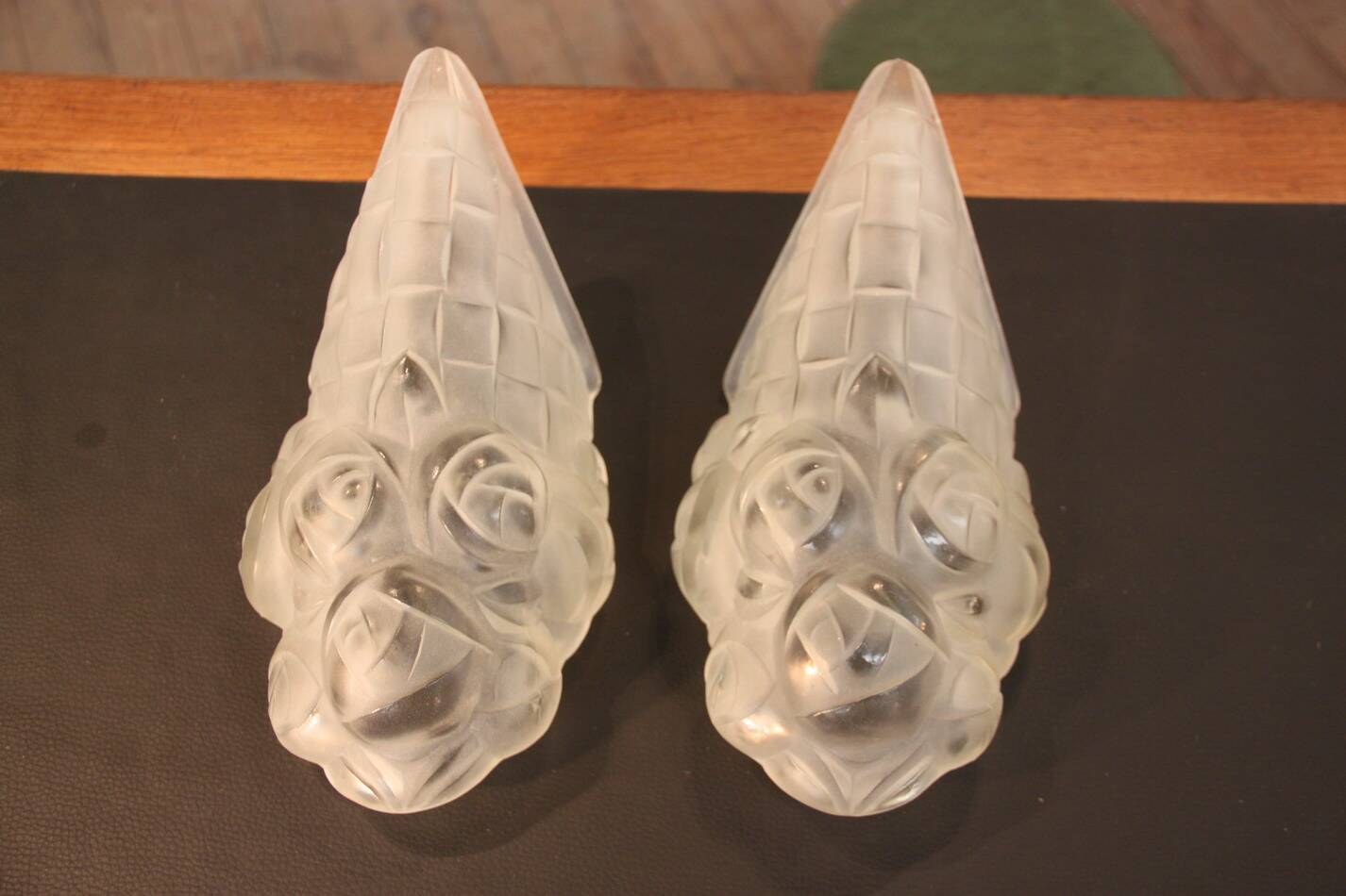 Pair of art deco glass wall lights signed dégue, hammered wrought iron.
