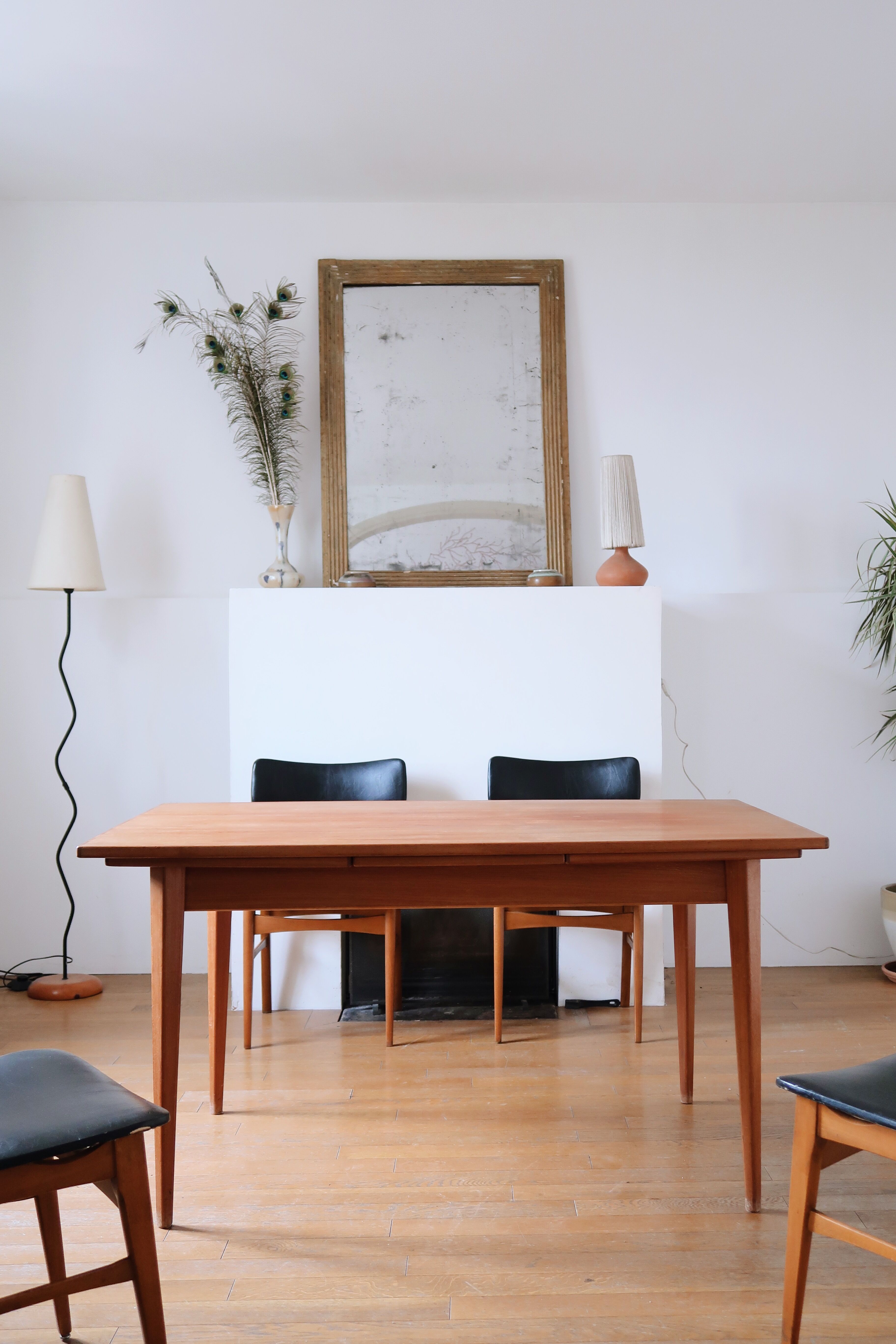 Extendable scandinavian table