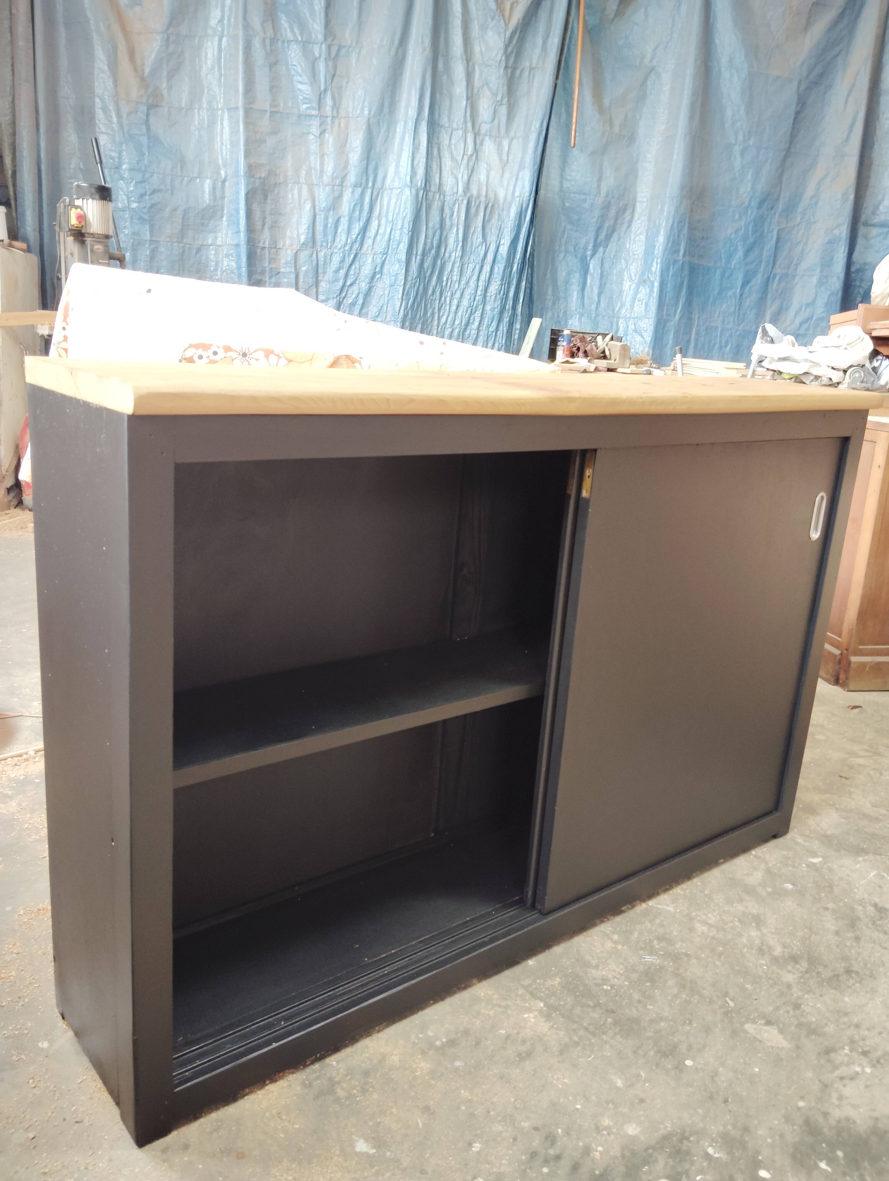 Sliding workbench with shallow depth