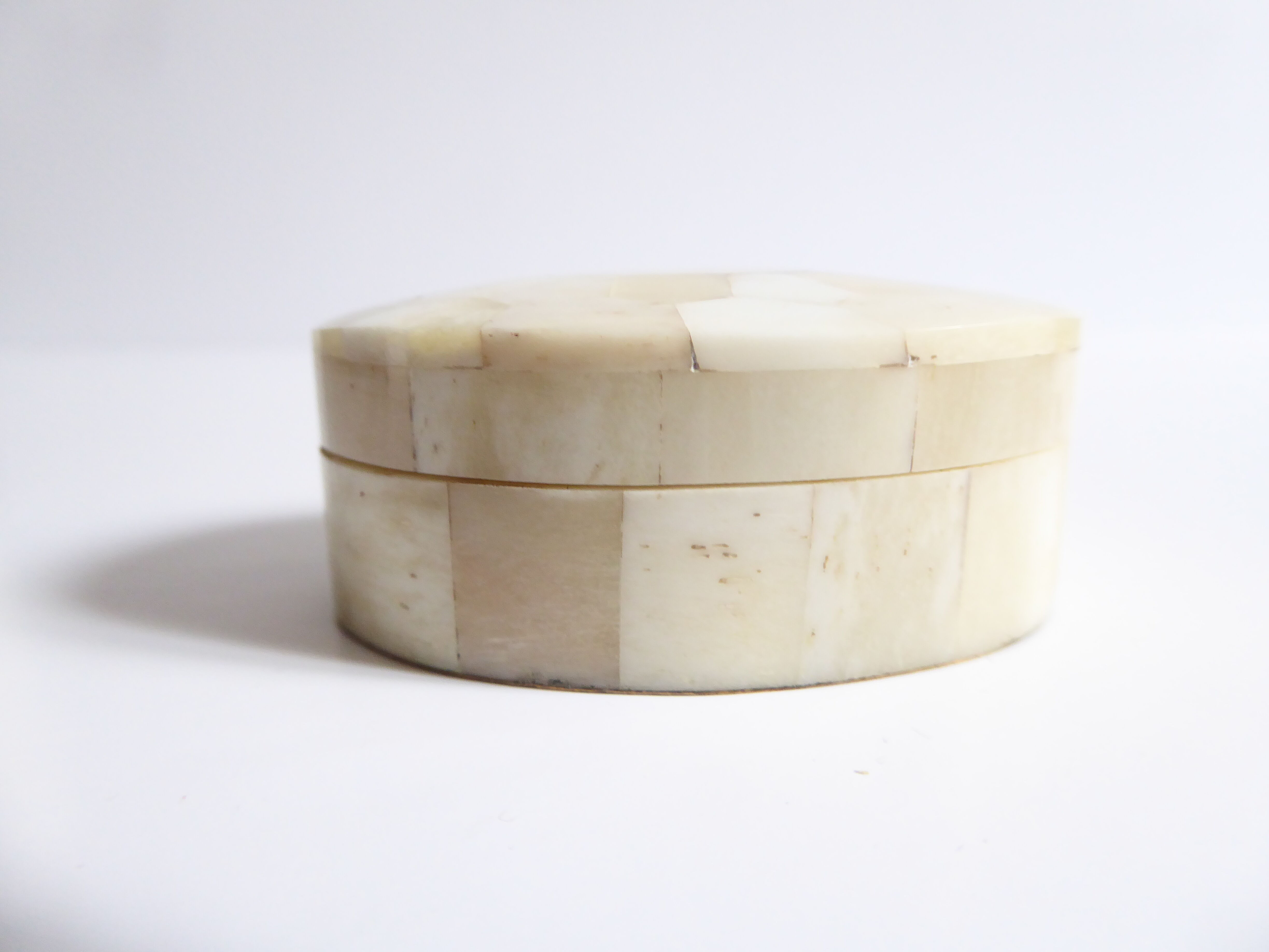 Oval box in white horn and wood