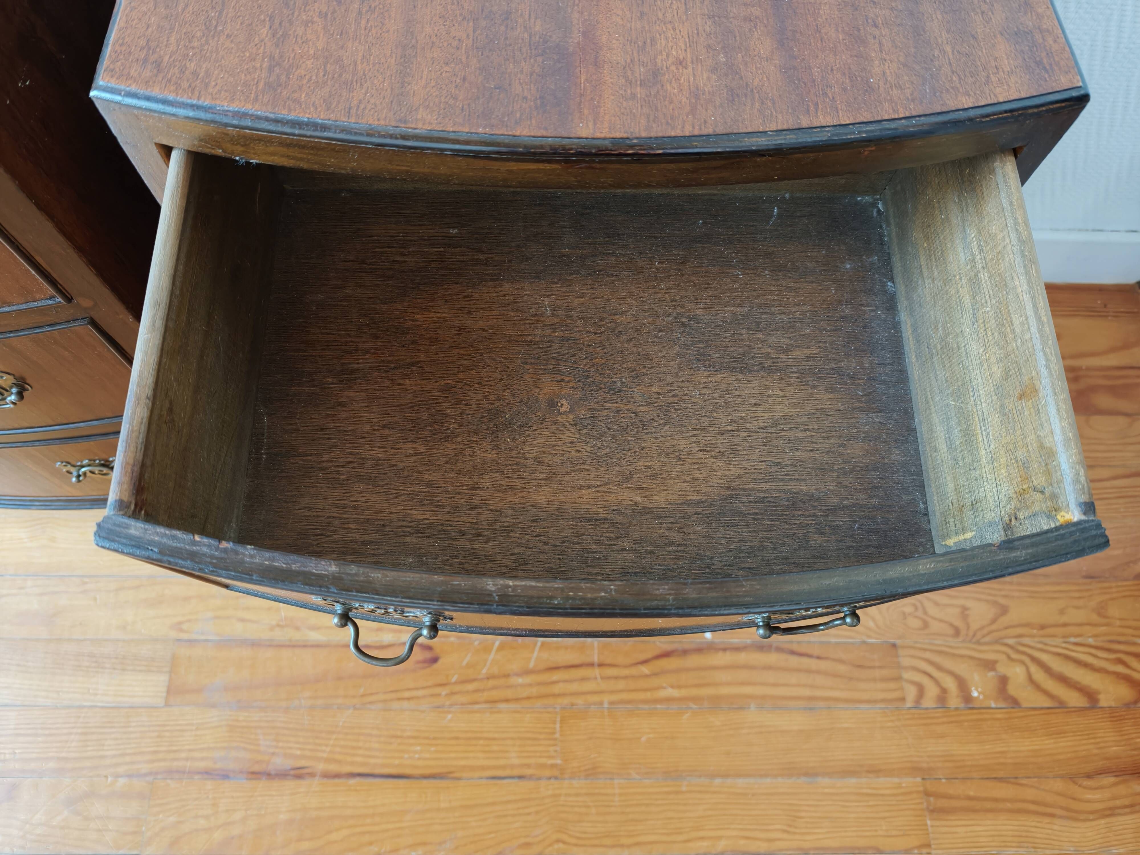 Paire de petites commodes anglaises style Queen Anne – années 1950